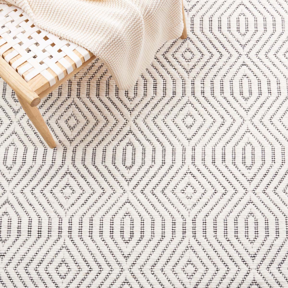 Safavieh Marbella 201 Rug, MRB201 - Ivory / Black