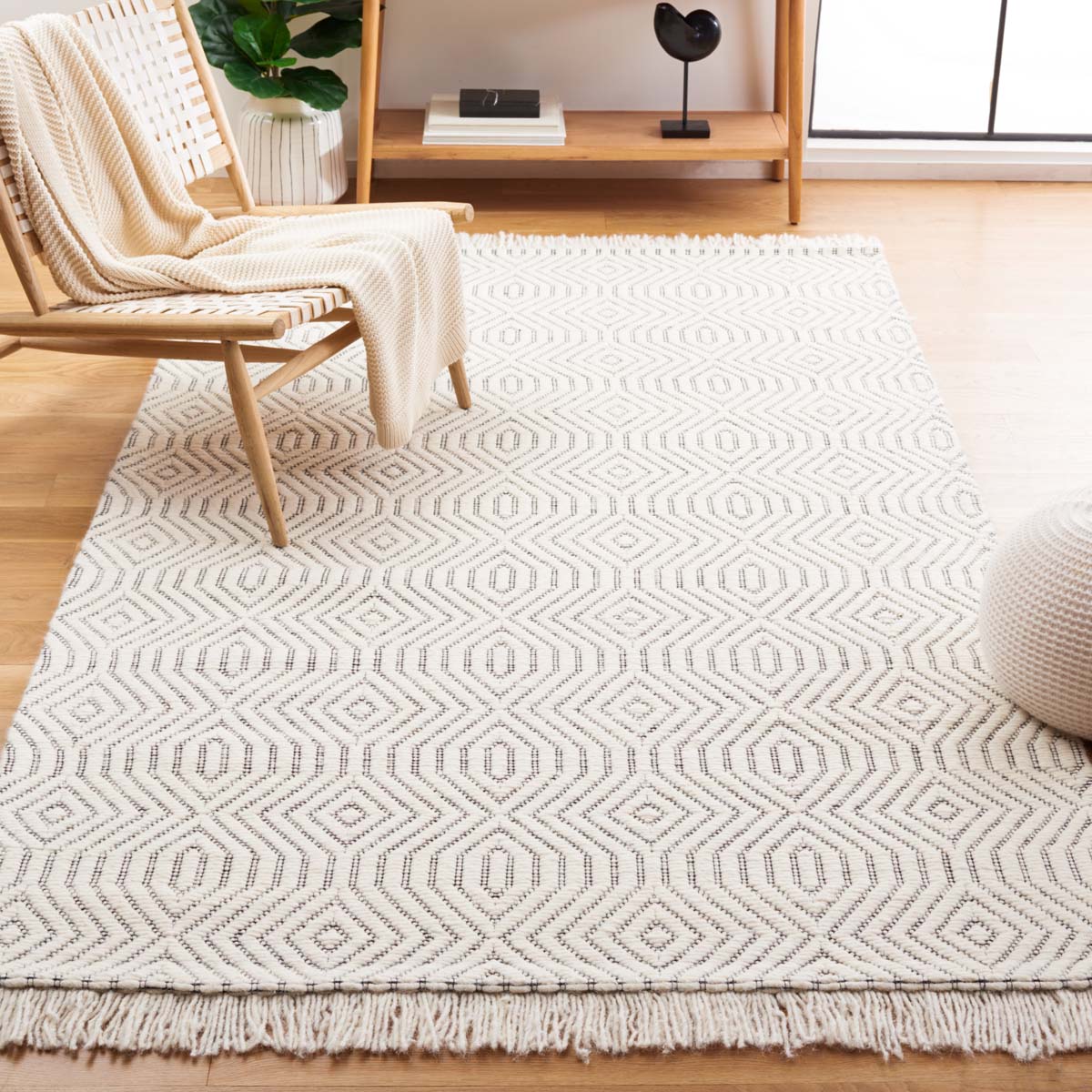 Safavieh Marbella 201 Rug, MRB201 - Ivory / Black