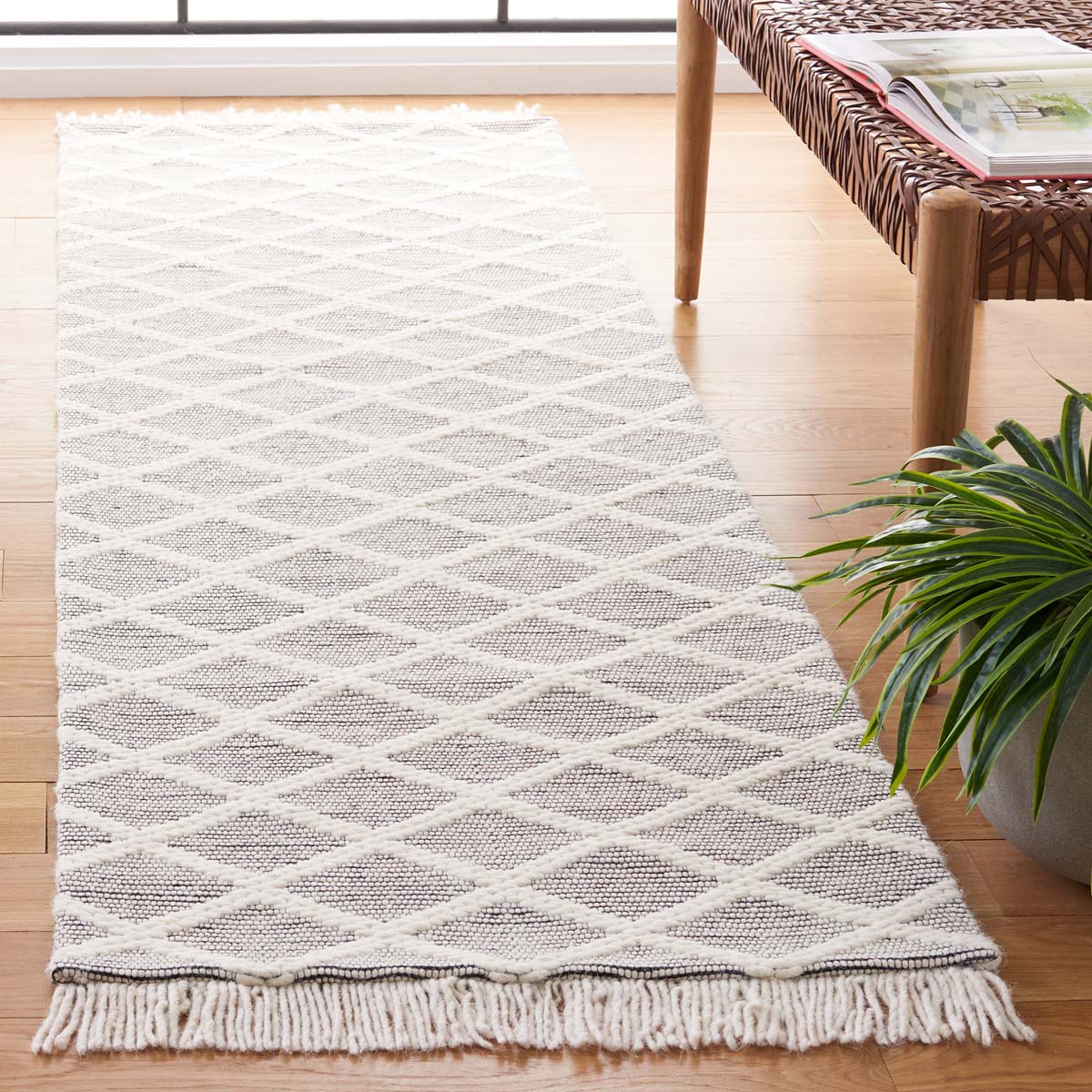 Safavieh Marbella 204 Rug, MRB204 - Ivory / Black
