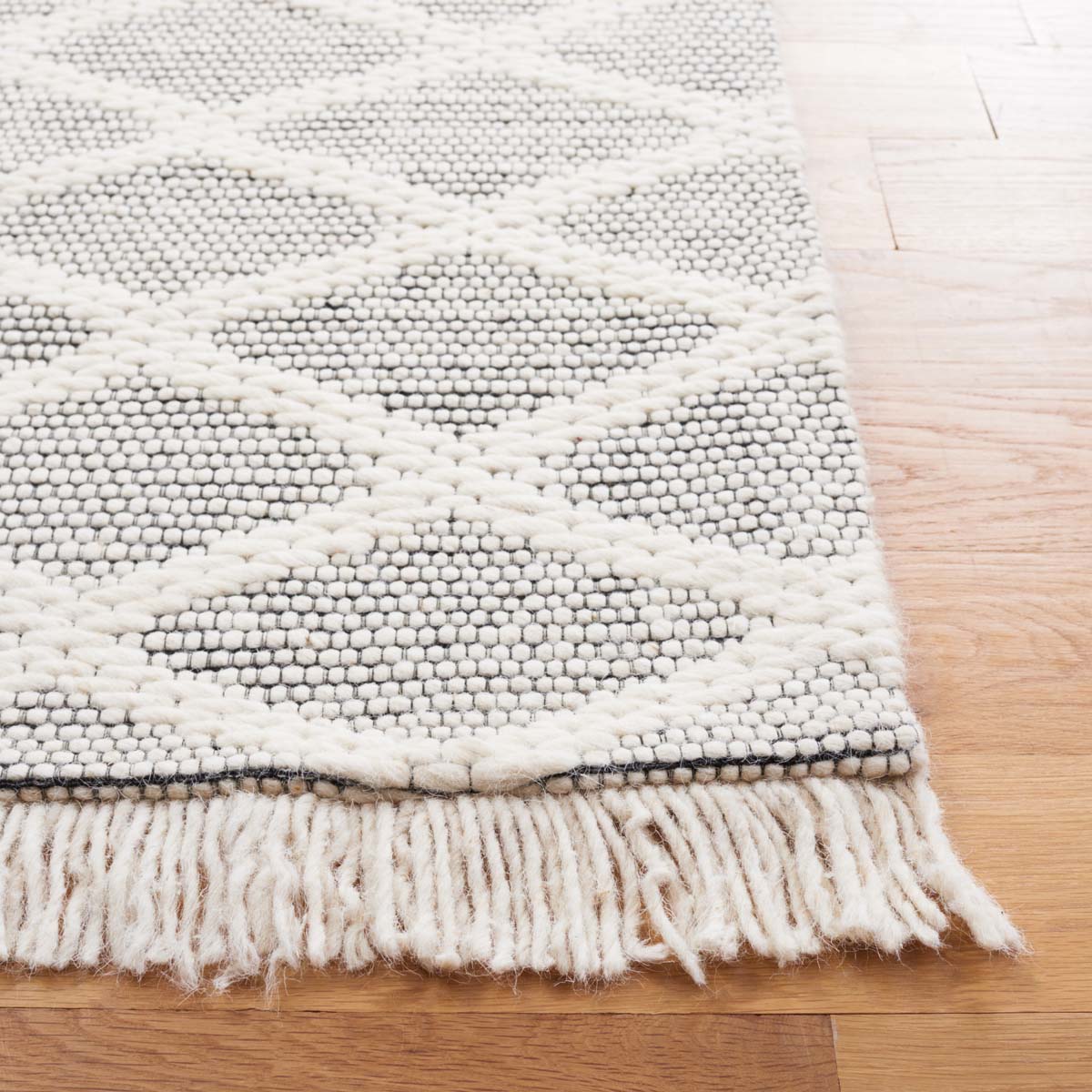 Safavieh Marbella 204 Rug, MRB204 - Ivory / Black