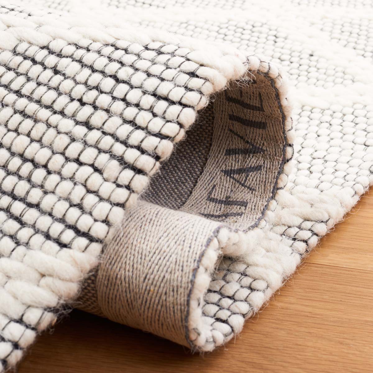 Safavieh Marbella 204 Rug, MRB204 - Ivory / Black