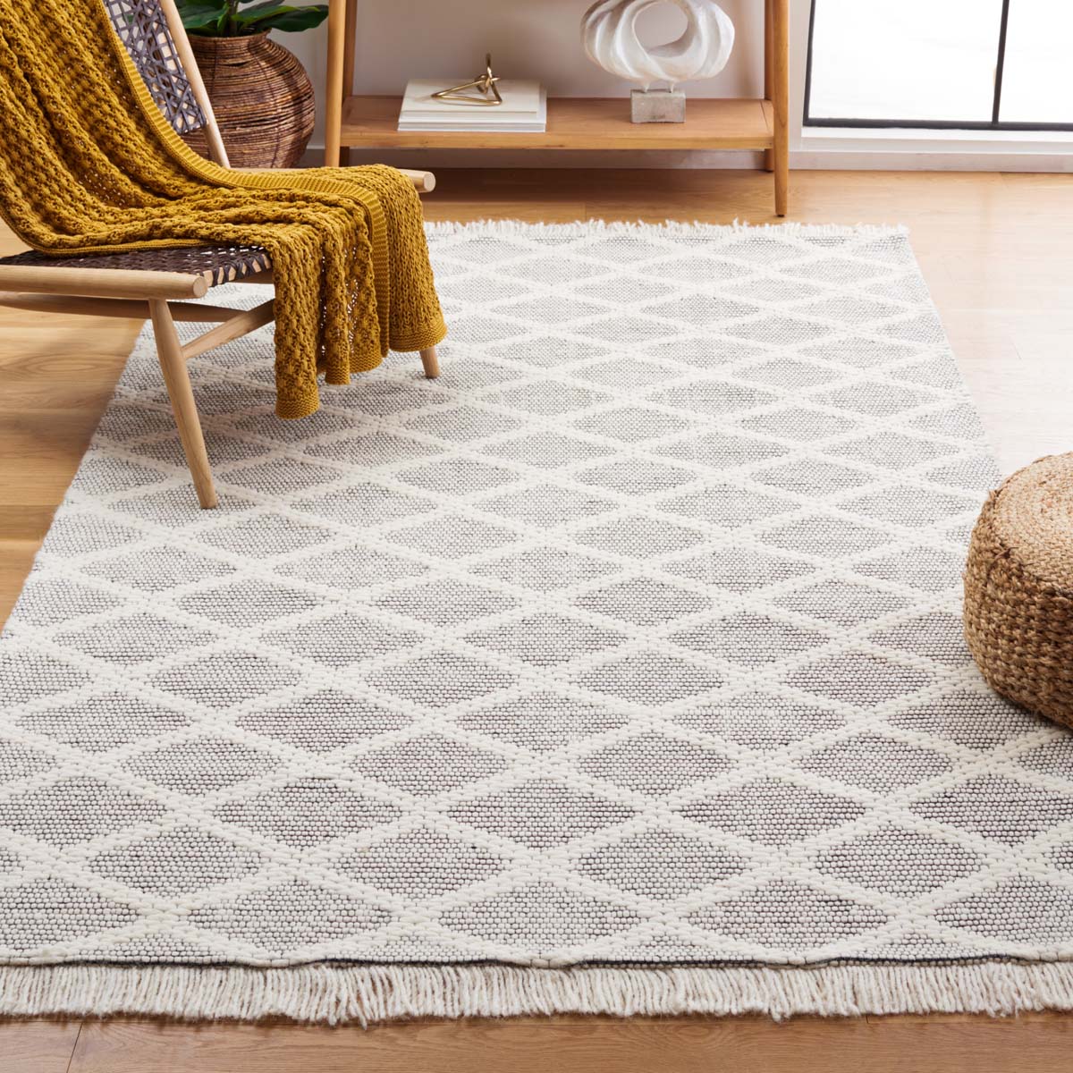 Safavieh Marbella 204 Rug, MRB204 - Ivory / Black