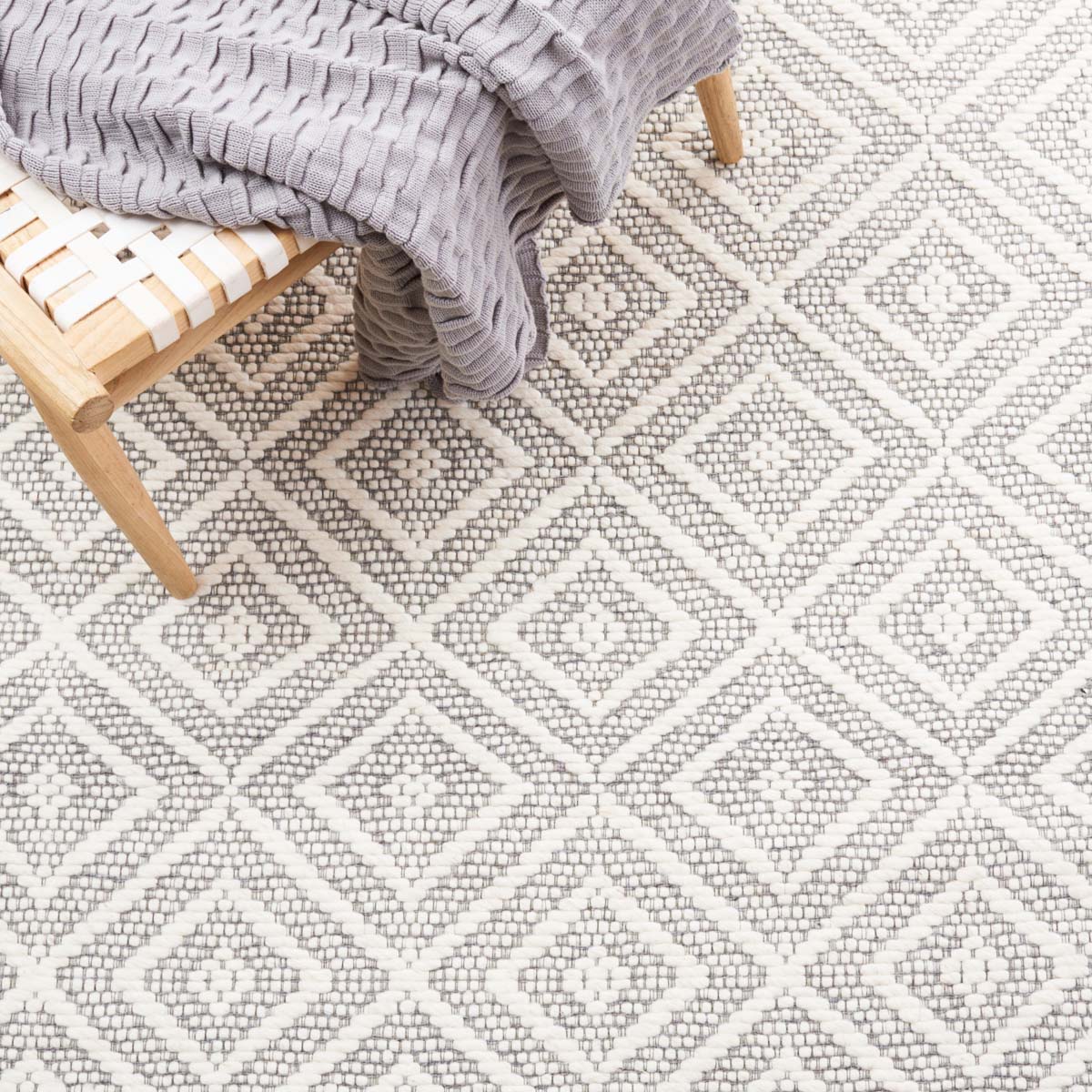 Safavieh Marbella 206 Rug, MRB206 - Ivory / Grey