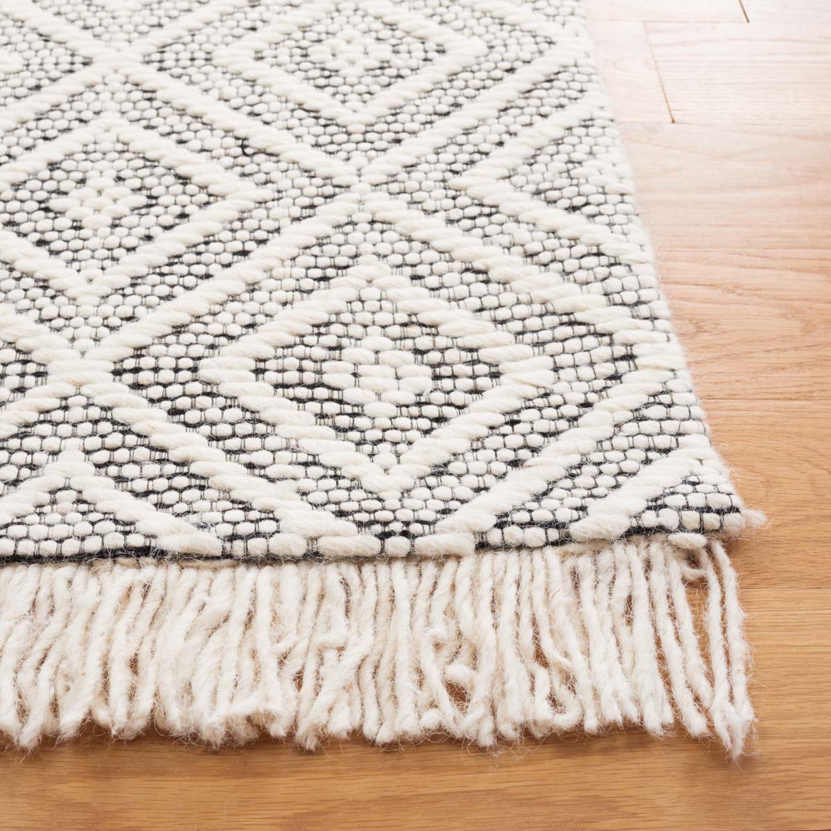 Safavieh Marbella 206 Rug, MRB206 - Ivory / Black