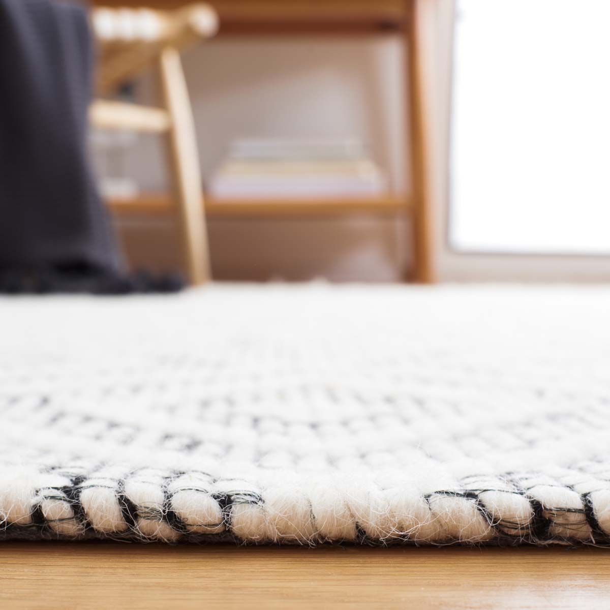 Safavieh Marbella 206 Rug, MRB206 - Ivory / Black