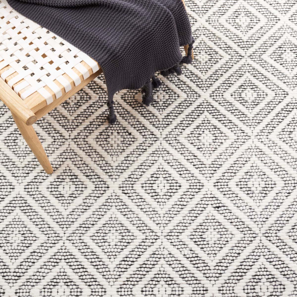 Safavieh Marbella 206 Rug, MRB206 - Ivory / Black
