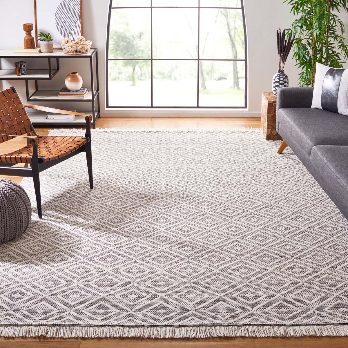Safavieh Marbella 206 Rug, MRB206 - Ivory / Black
