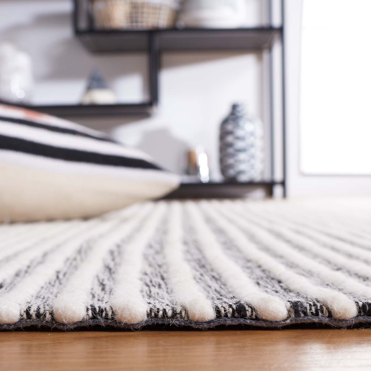 Safavieh Marbella 208 Rug, MRB208 - Ivory / Black