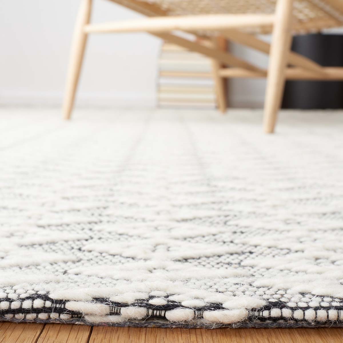 Safavieh Marbella 310 Rug, MRB310 - Ivory / Black