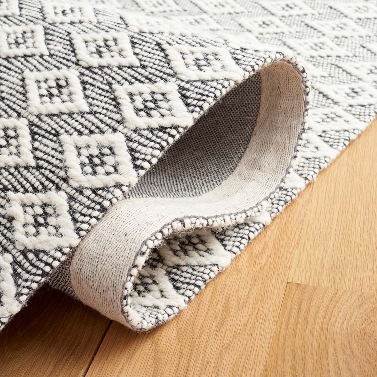 Safavieh Marbella 310 Rug, MRB310 - Ivory / Black