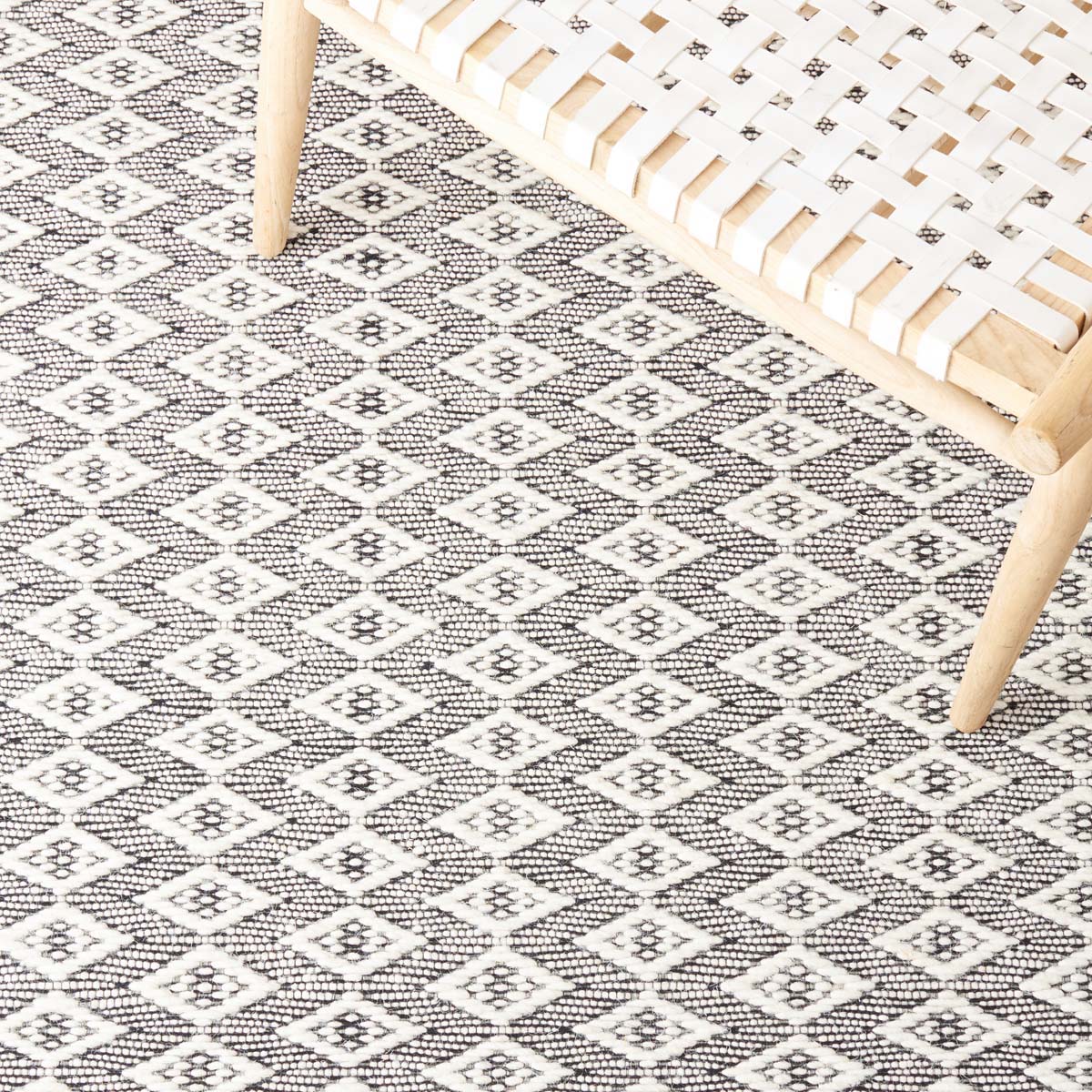Safavieh Marbella 310 Rug, MRB310 - Ivory / Black