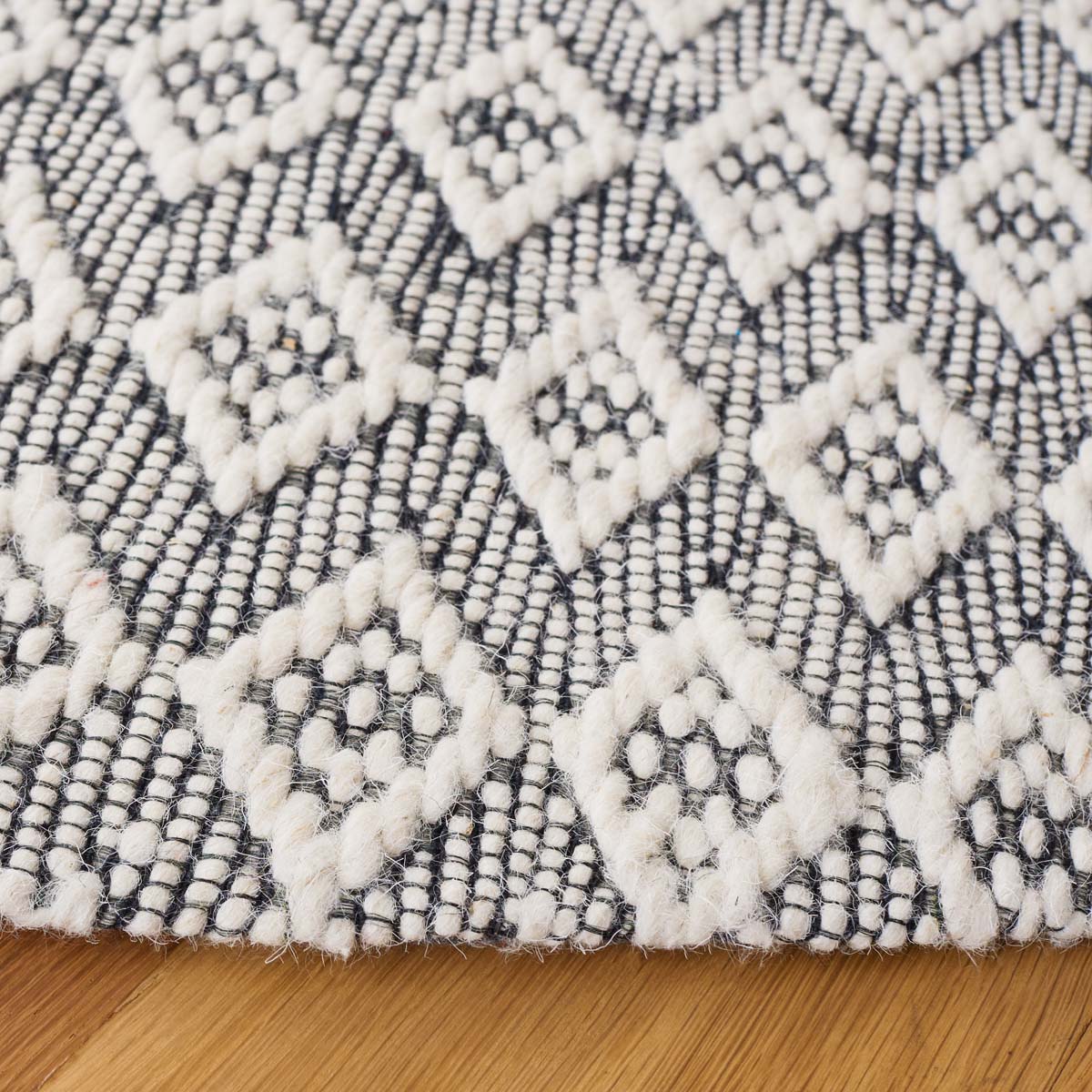 Safavieh Marbella 310 Rug, MRB310 - Ivory / Black