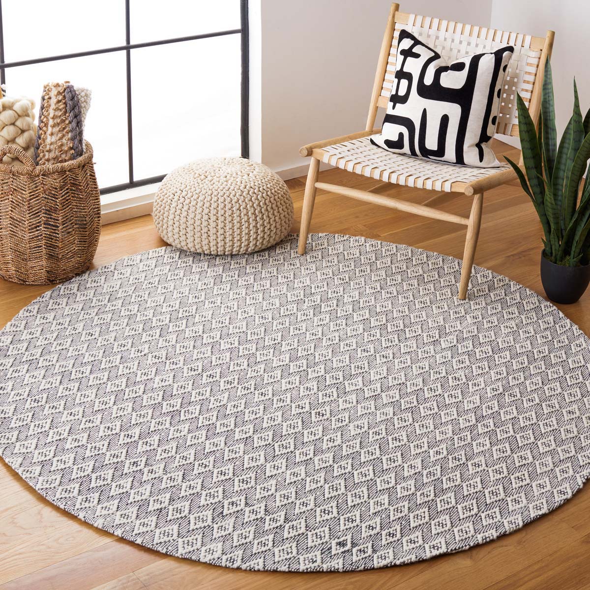 Safavieh Marbella 310 Rug, MRB310 - Ivory / Black