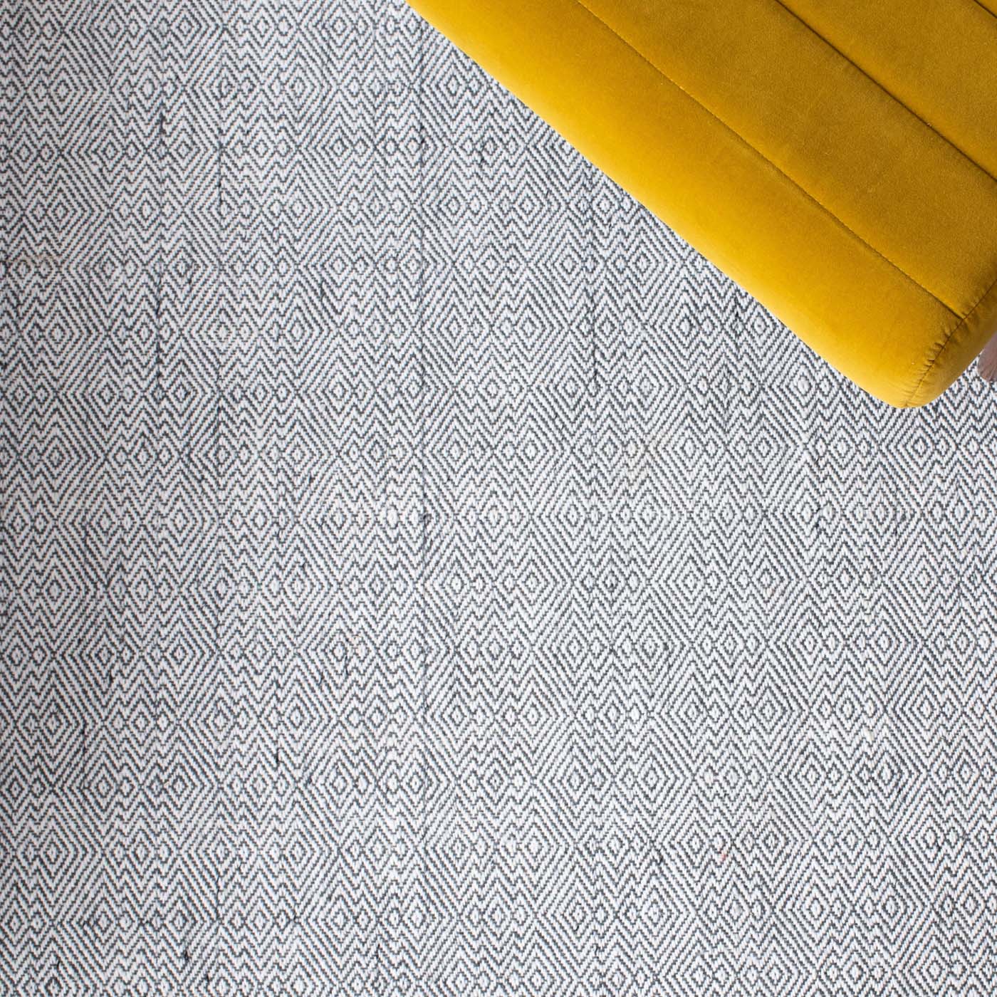 Safavieh Marbella 316 Rug, MRB316 - Dark Grey / Ivory