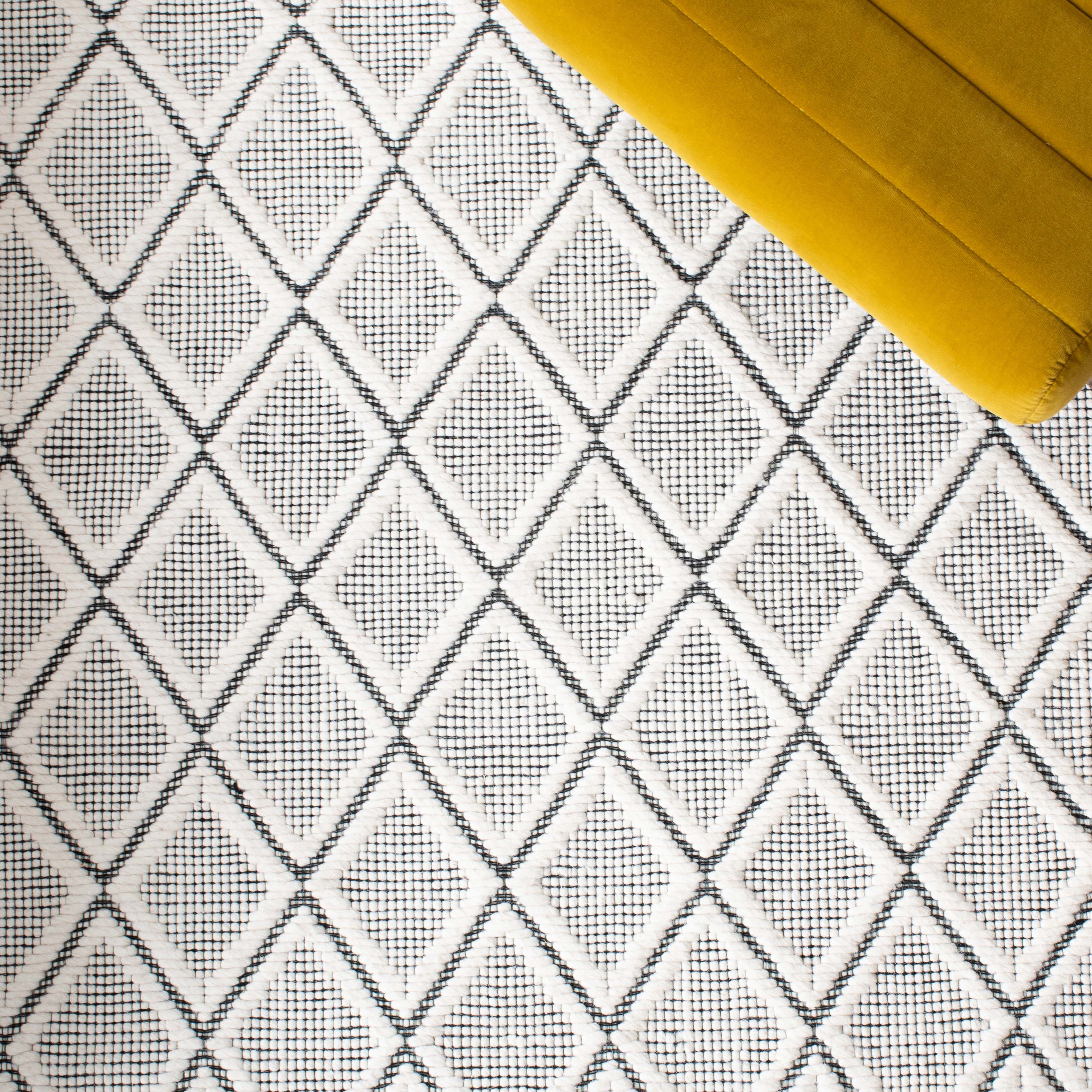 Safavieh Marbella 321 Rug, MRB321 - Ivory / Black