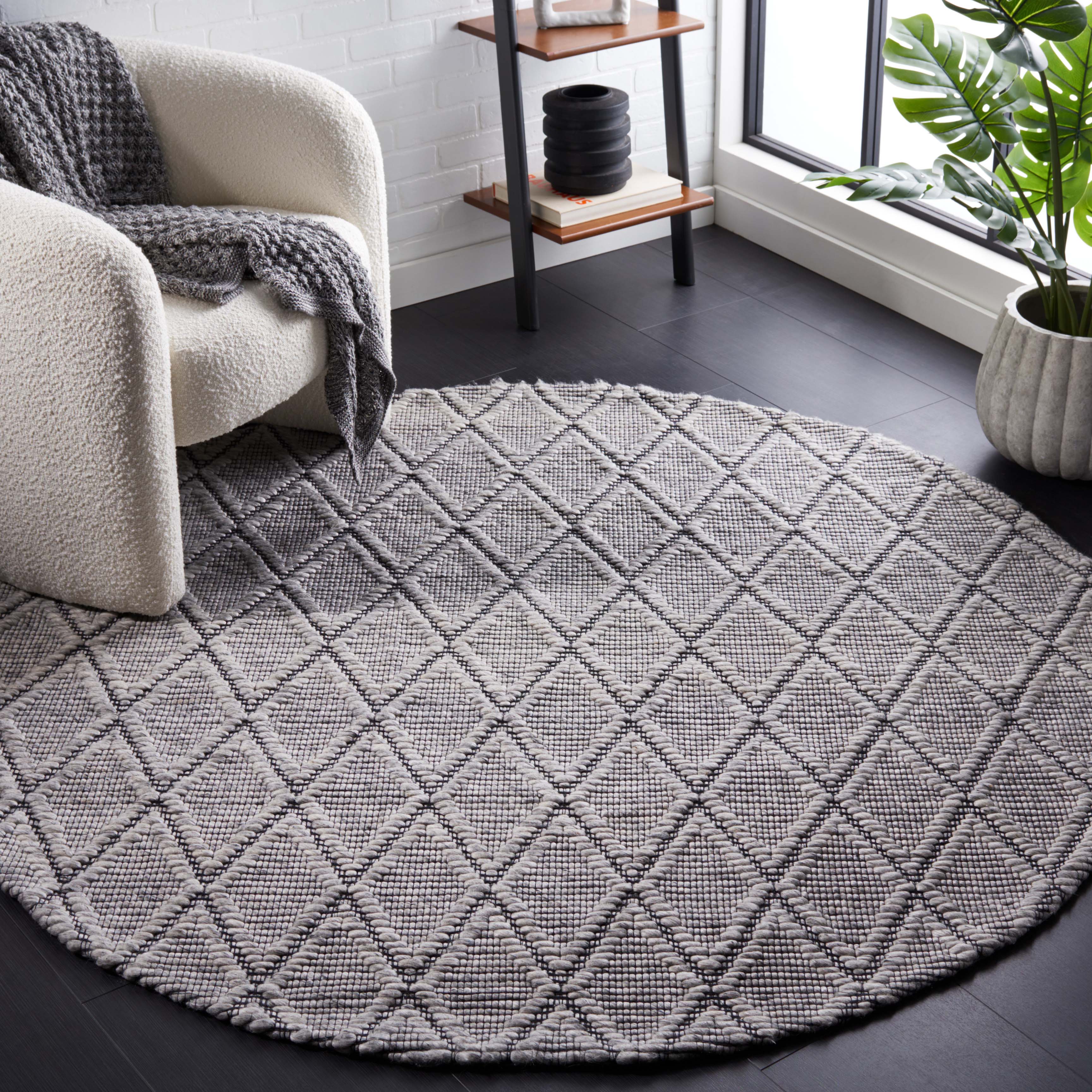 Safavieh Marbella 321 Rug, MRB321 - Light Grey / Black