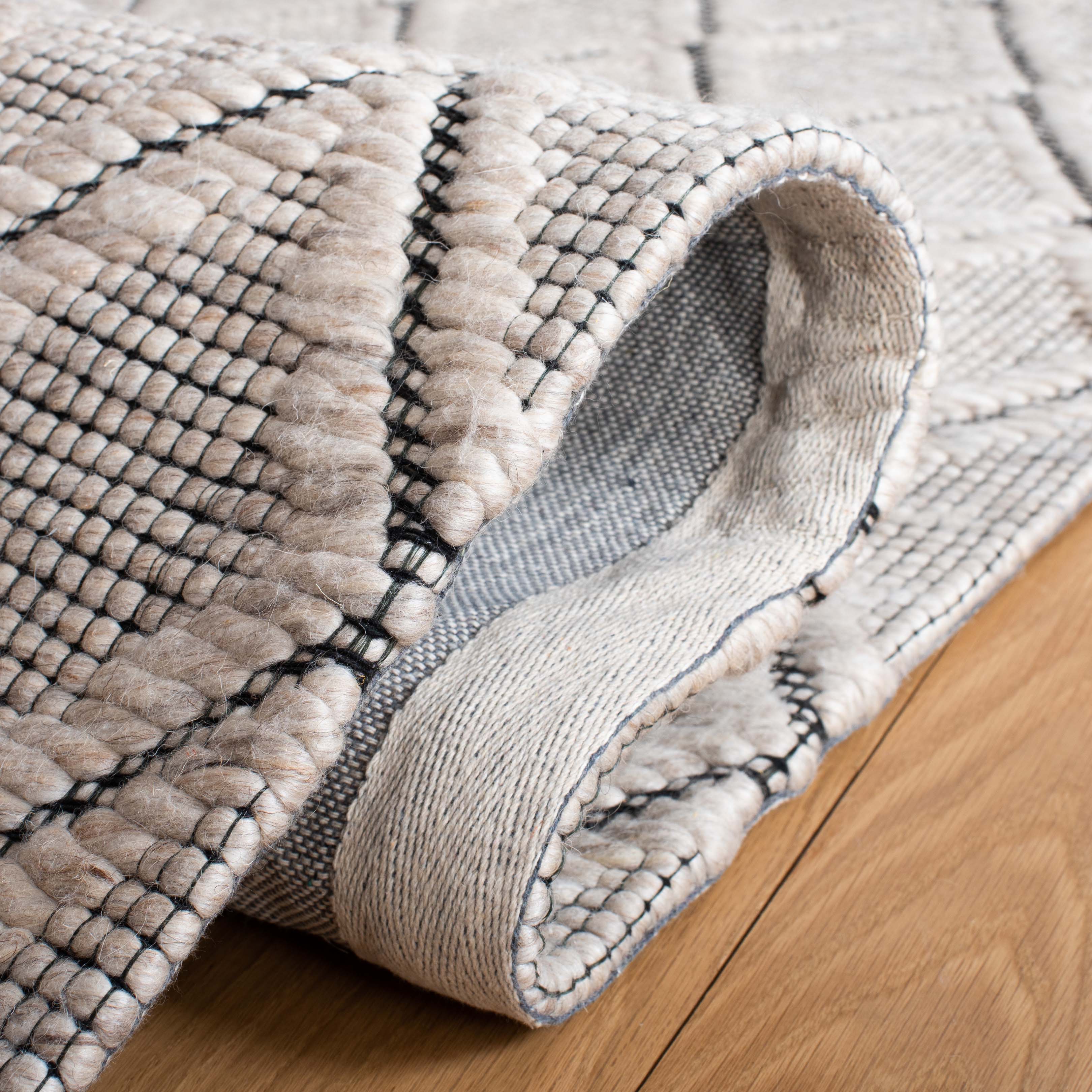 Safavieh Marbella 321 Rug, MRB321 - Silver / Black