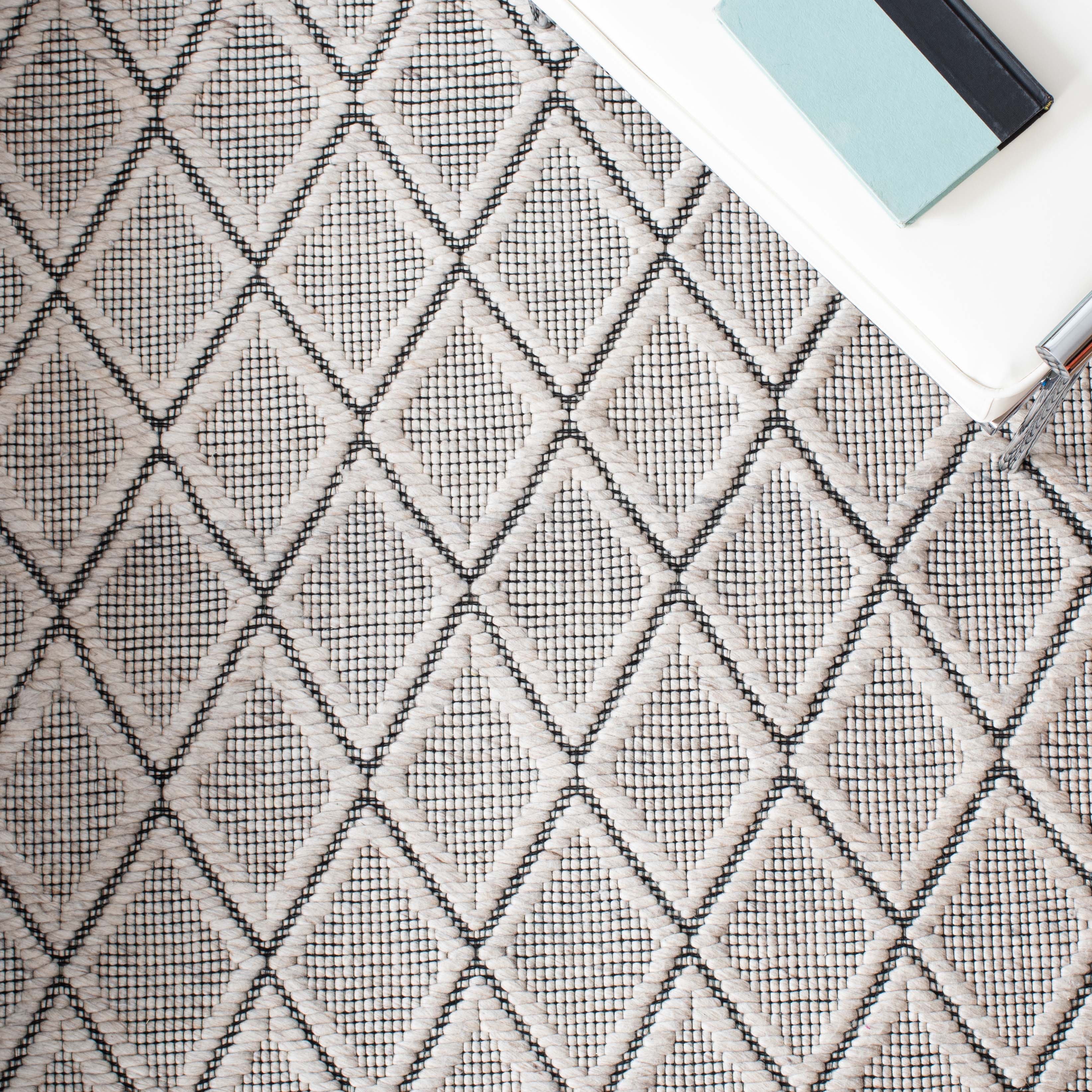 Safavieh Marbella 321 Rug, MRB321 - Silver / Black