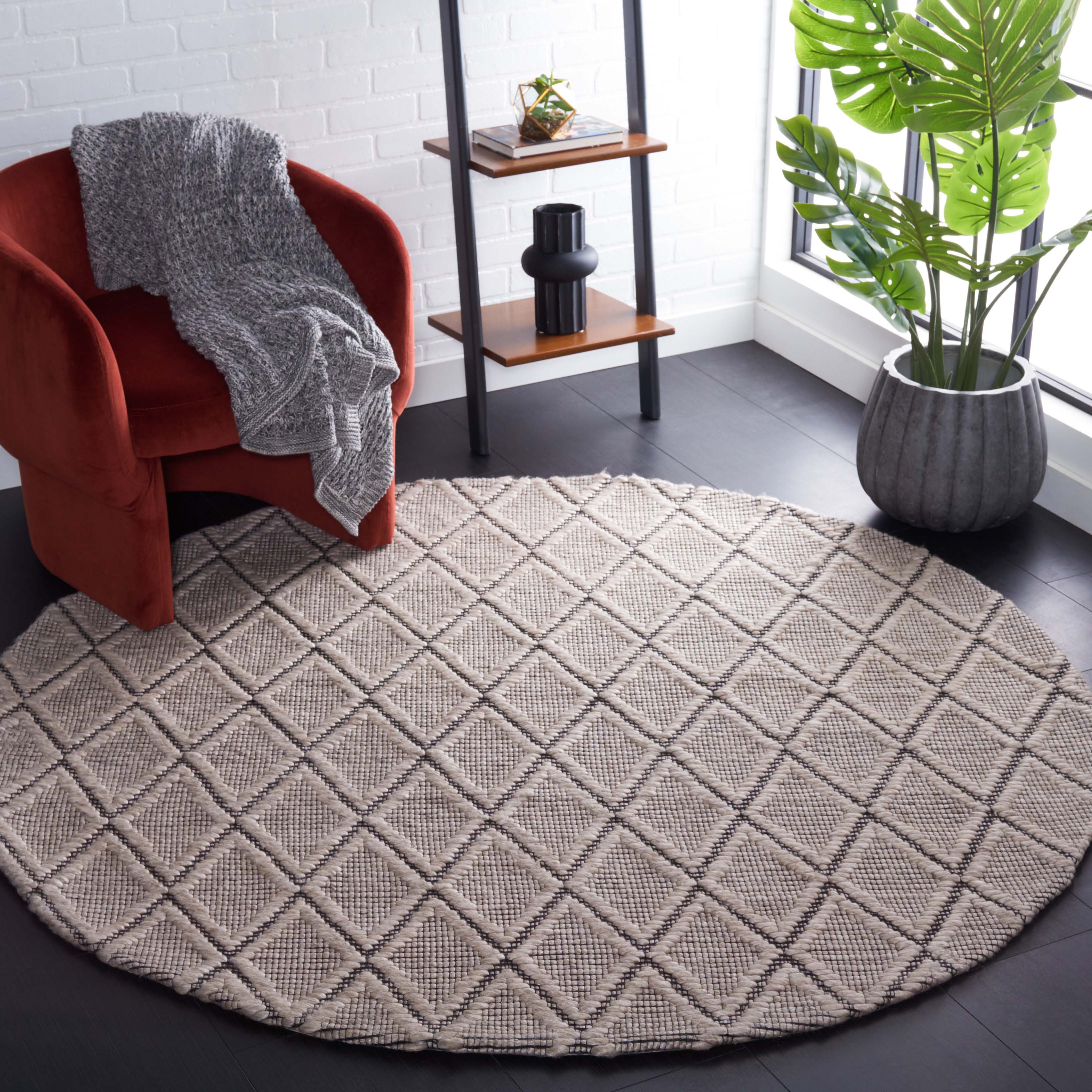 Safavieh Marbella 321 Rug, MRB321 - Silver / Black