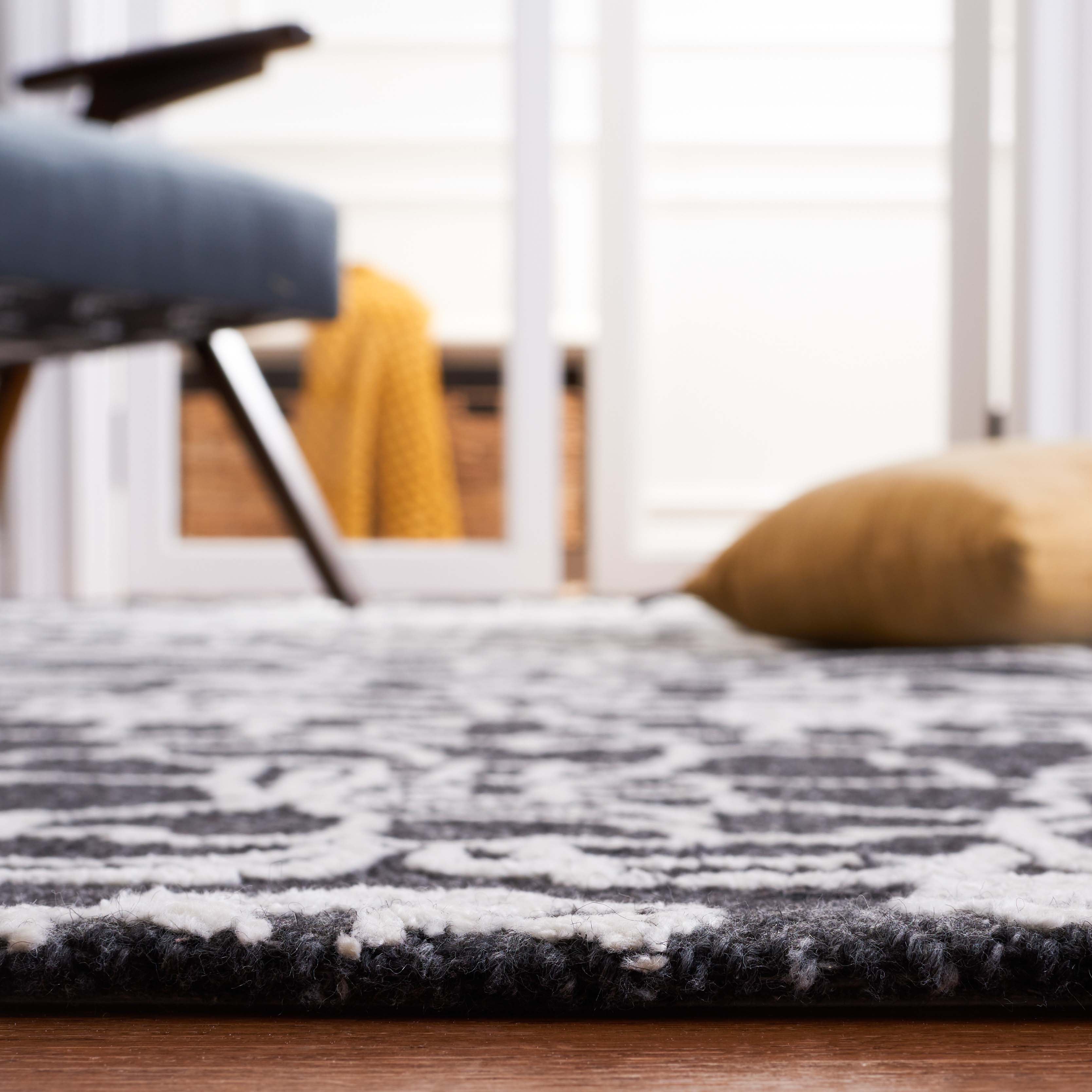 Safavieh Marbella 323 Rug, MRB323 - Black / Ivory