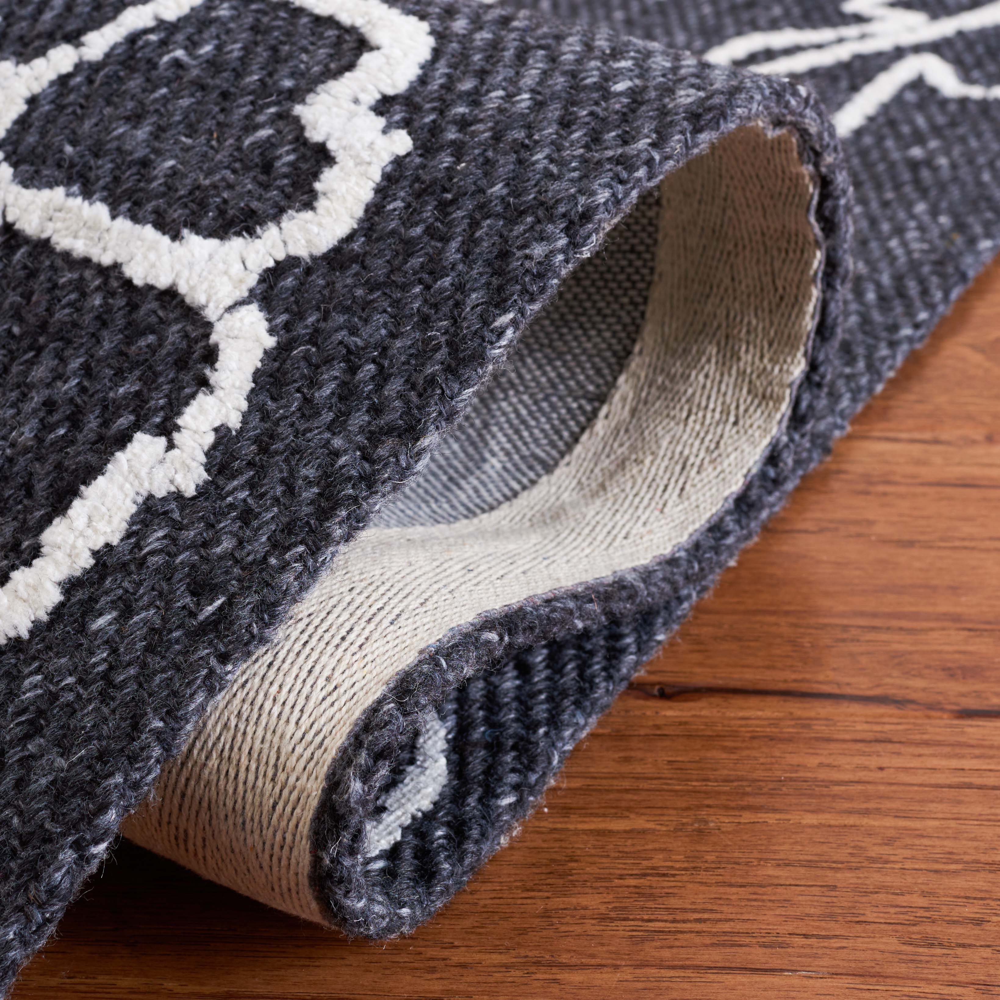 Safavieh Marbella 323 Rug, MRB323 - Black / Ivory