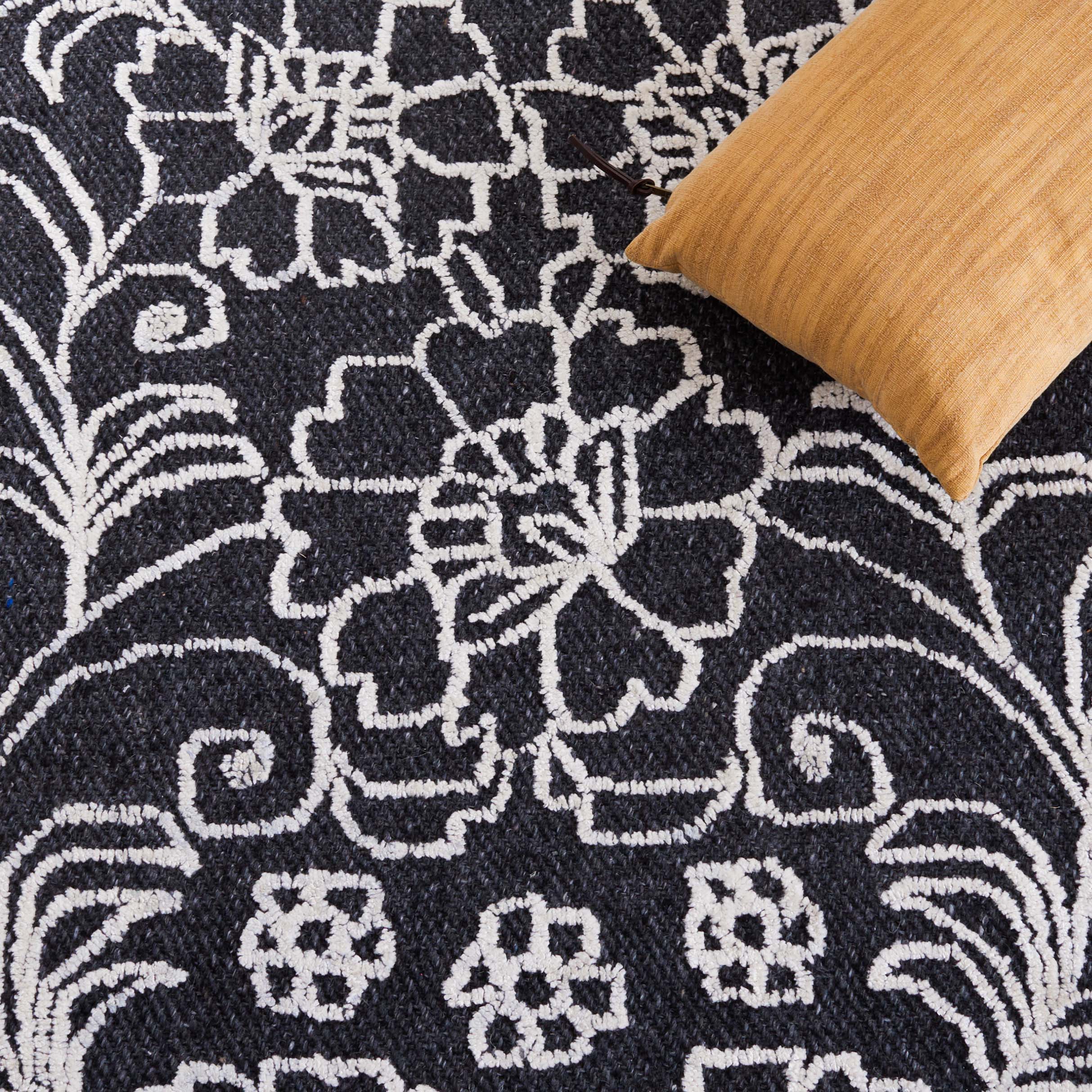 Safavieh Marbella 323 Rug, MRB323 - Black / Ivory