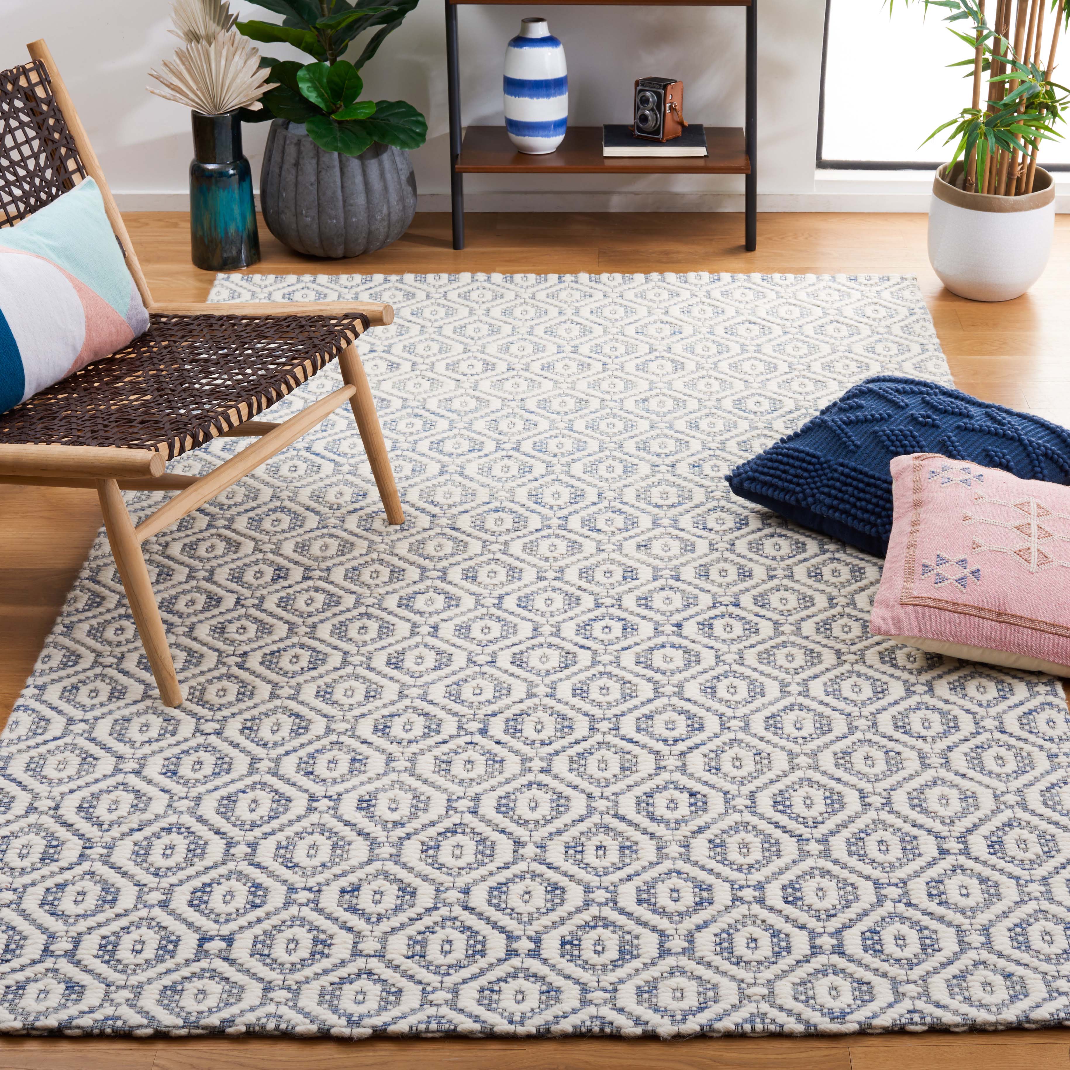 Safavieh Marbella 325 Rug, MRB325 - Blue / Ivory