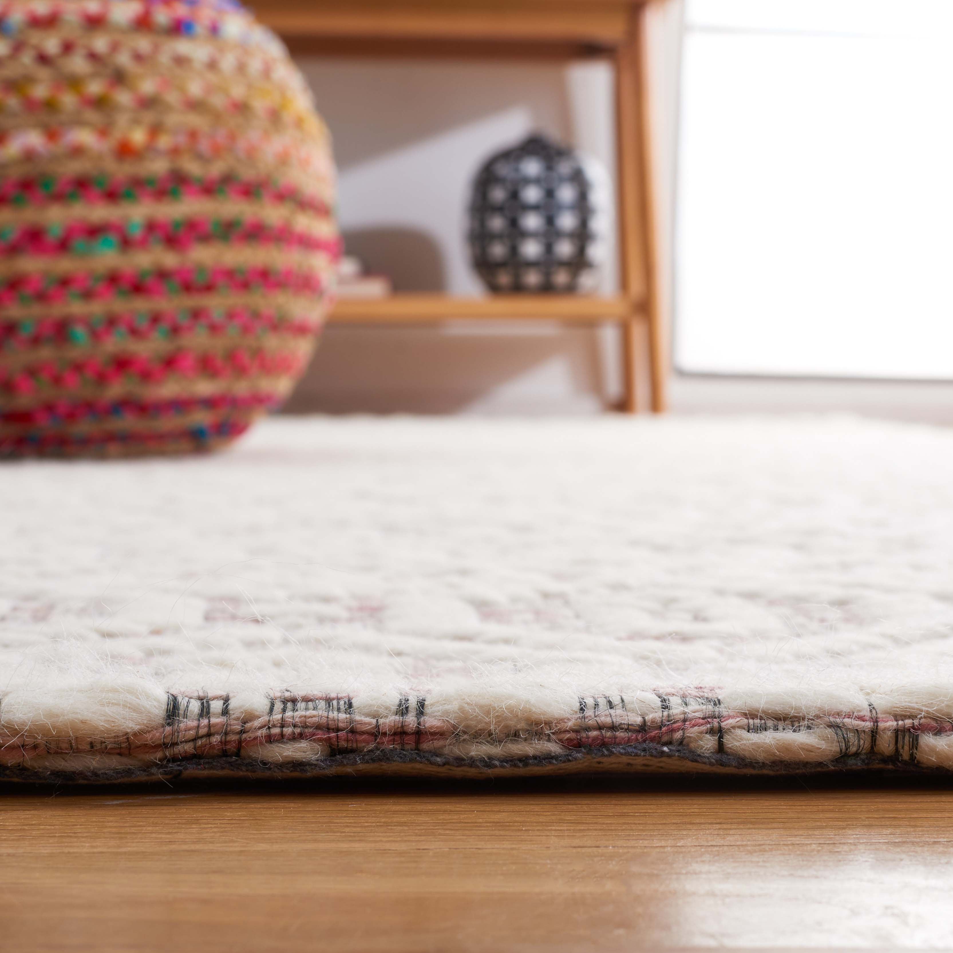 Safavieh Marbella 325 Rug, MRB325 - Pink / Ivory