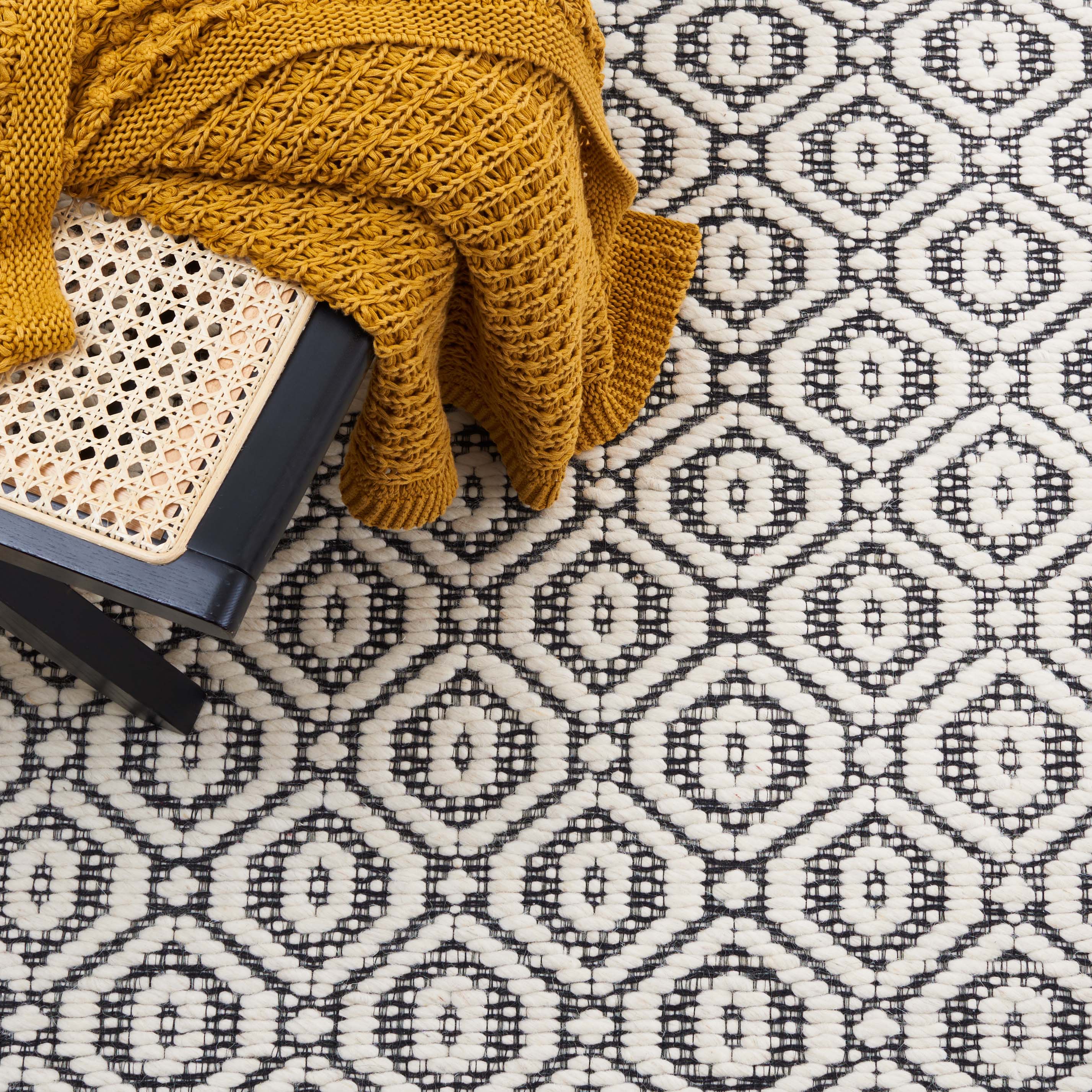 Safavieh Marbella 325 Rug, MRB325 - Black / Ivory