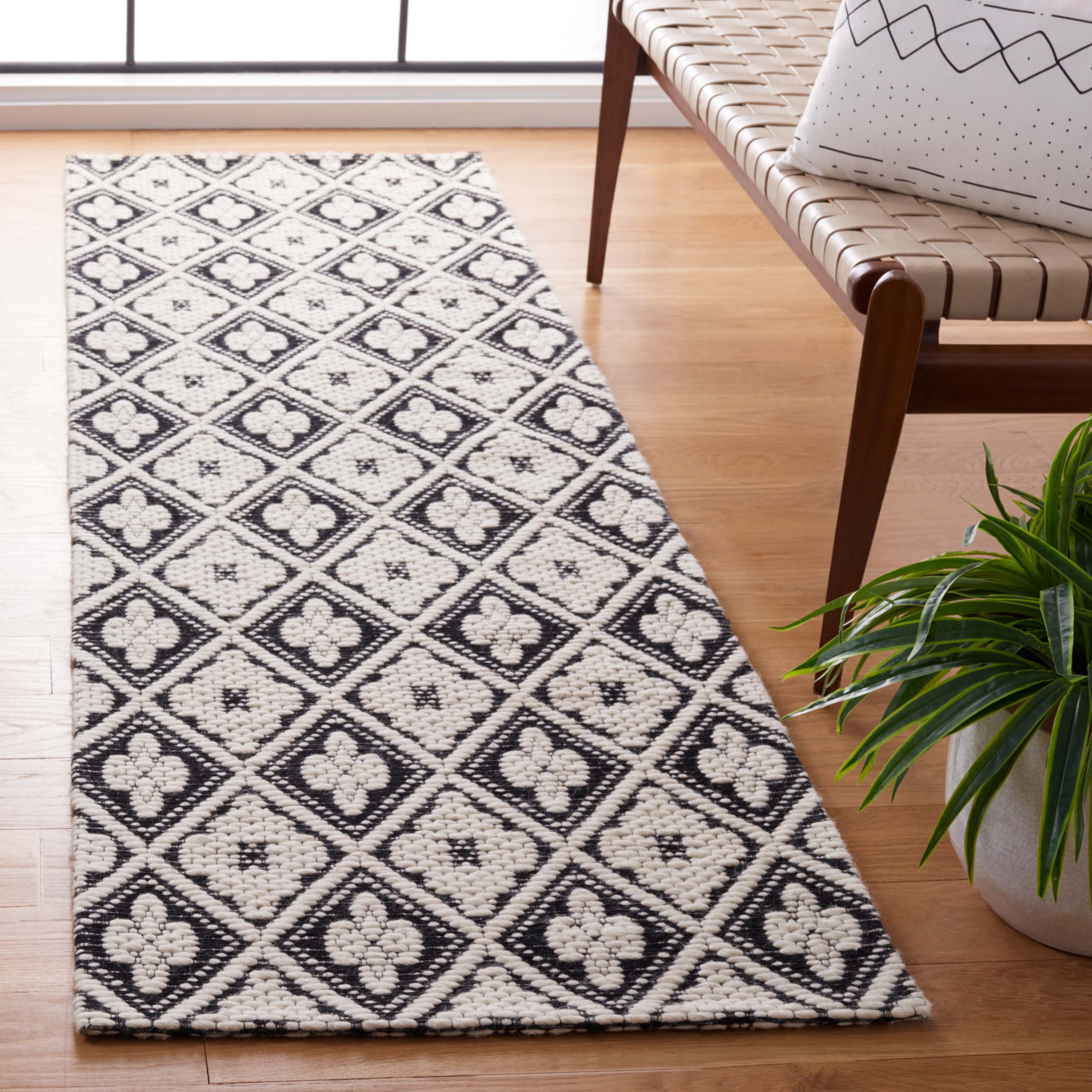 Safavieh Marbella 328 Rug, MRB328 - Black / Ivory