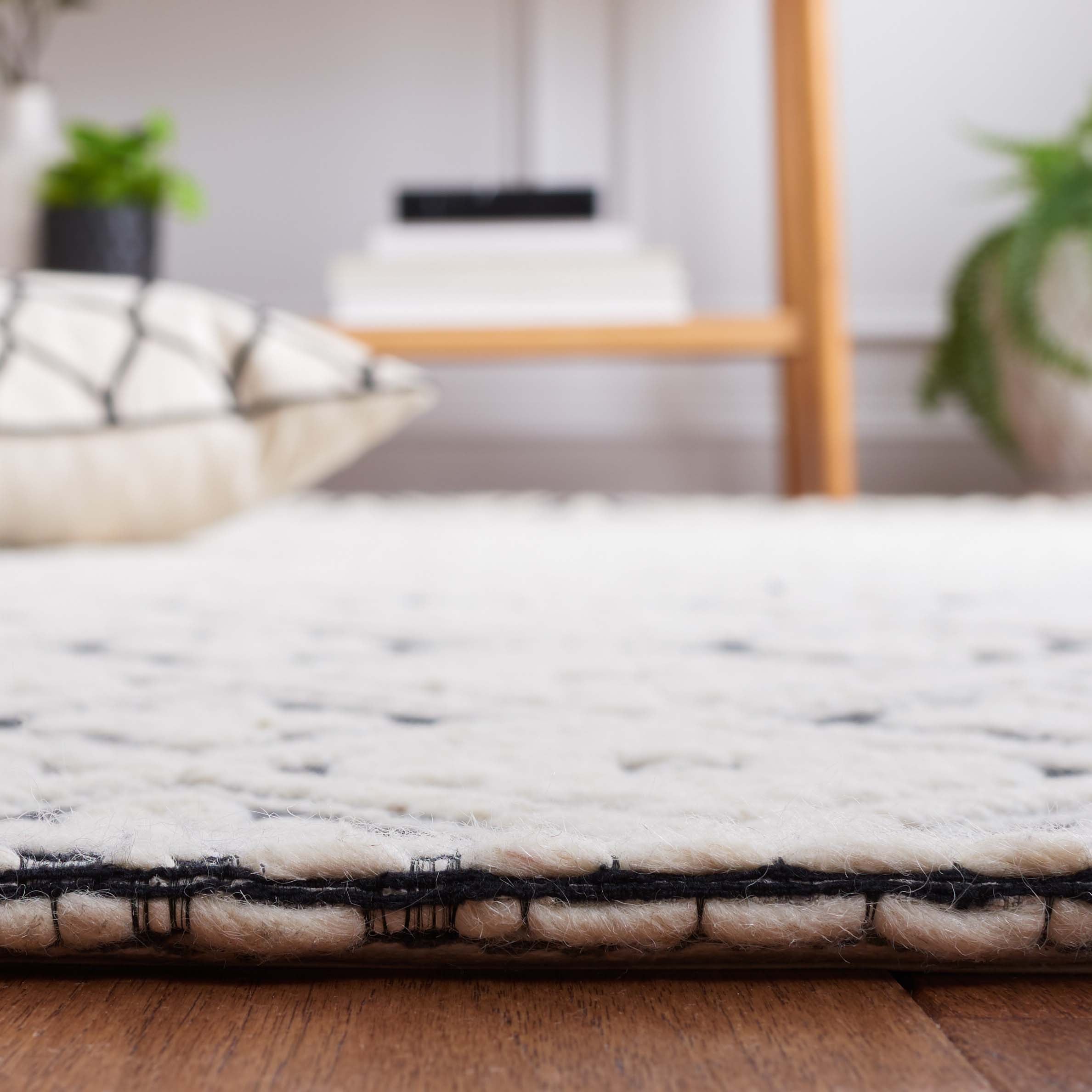 Safavieh Marbella 328 Rug, MRB328 - Black / Ivory