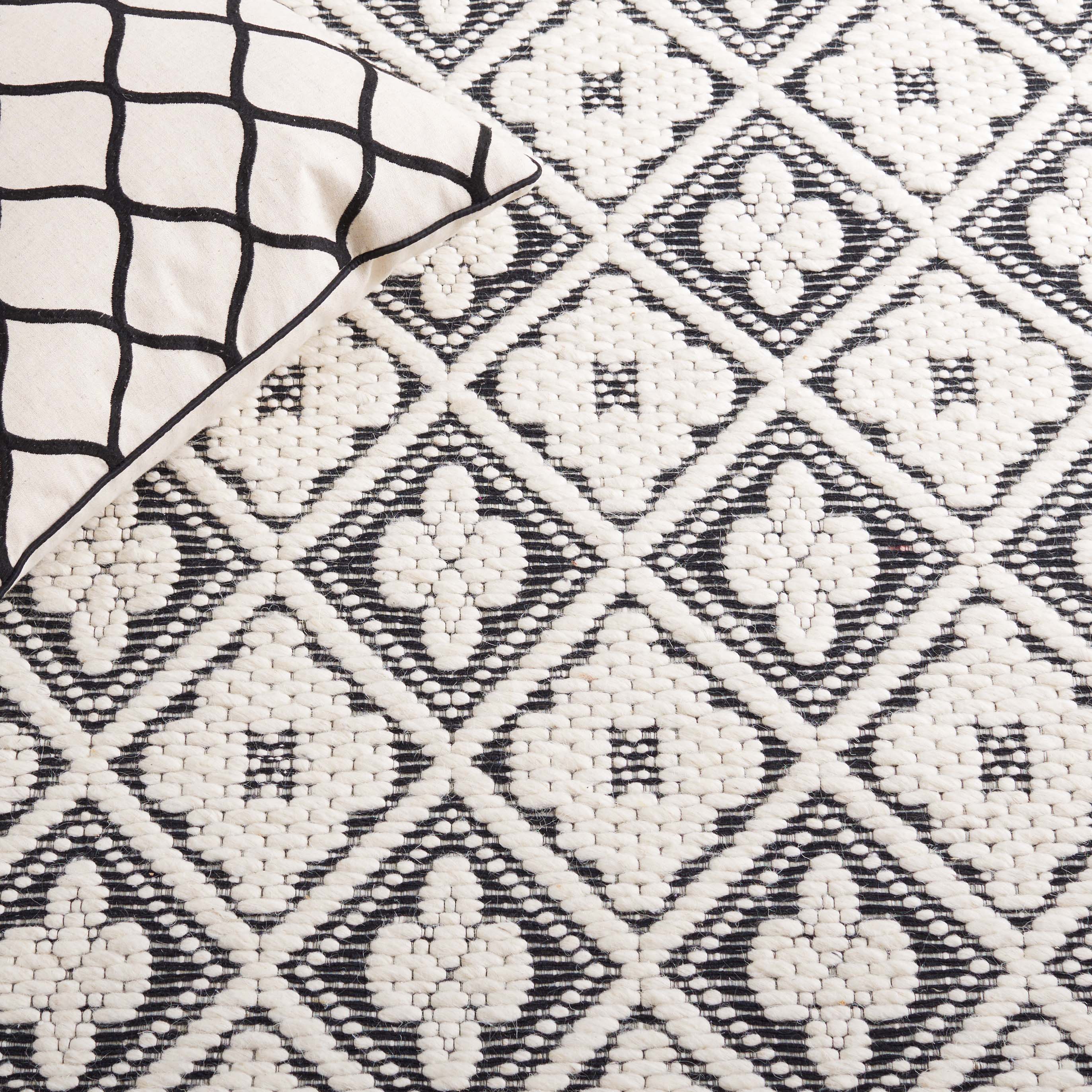 Safavieh Marbella 328 Rug, MRB328 - Black / Ivory