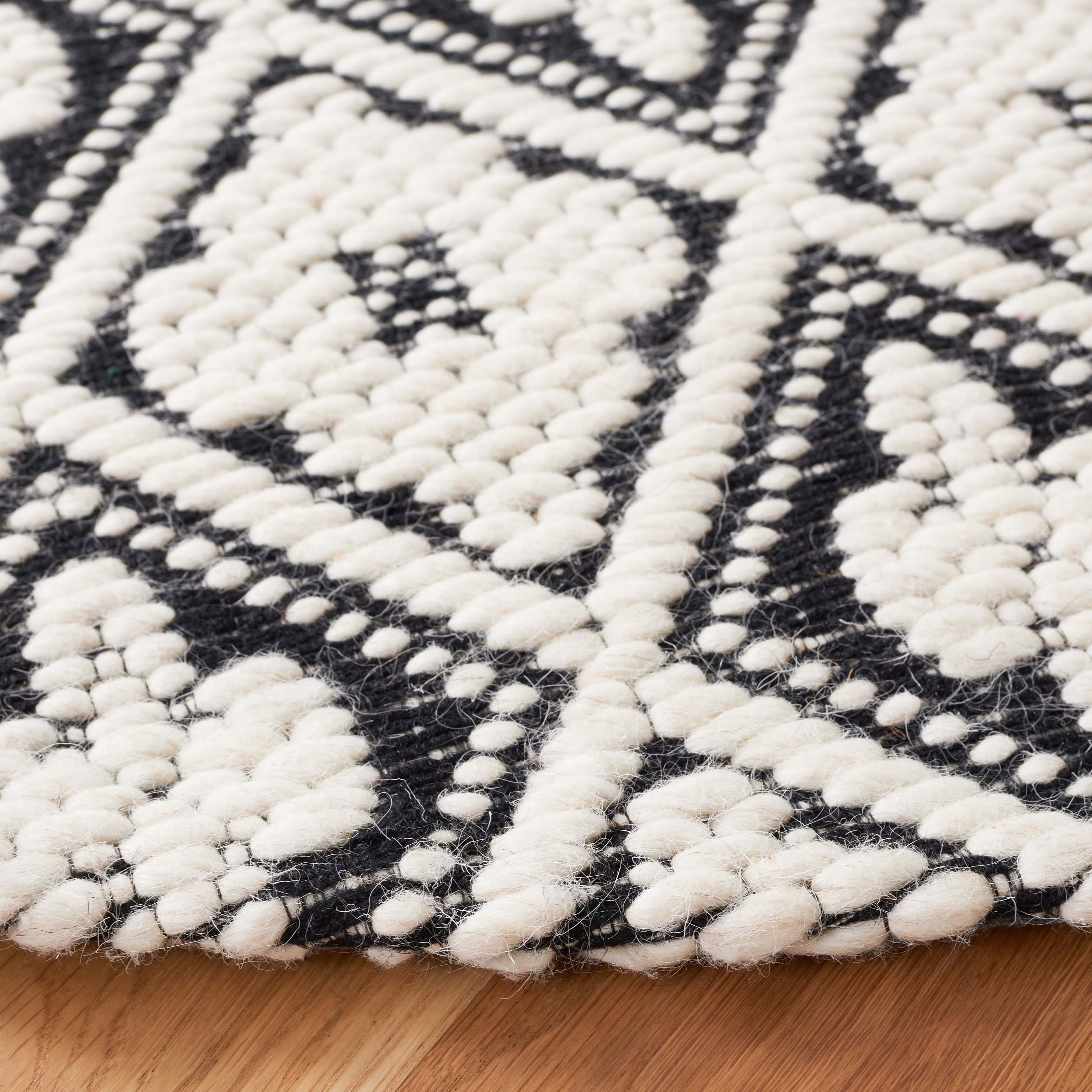 Safavieh Marbella 328 Rug, MRB328 - Black / Ivory