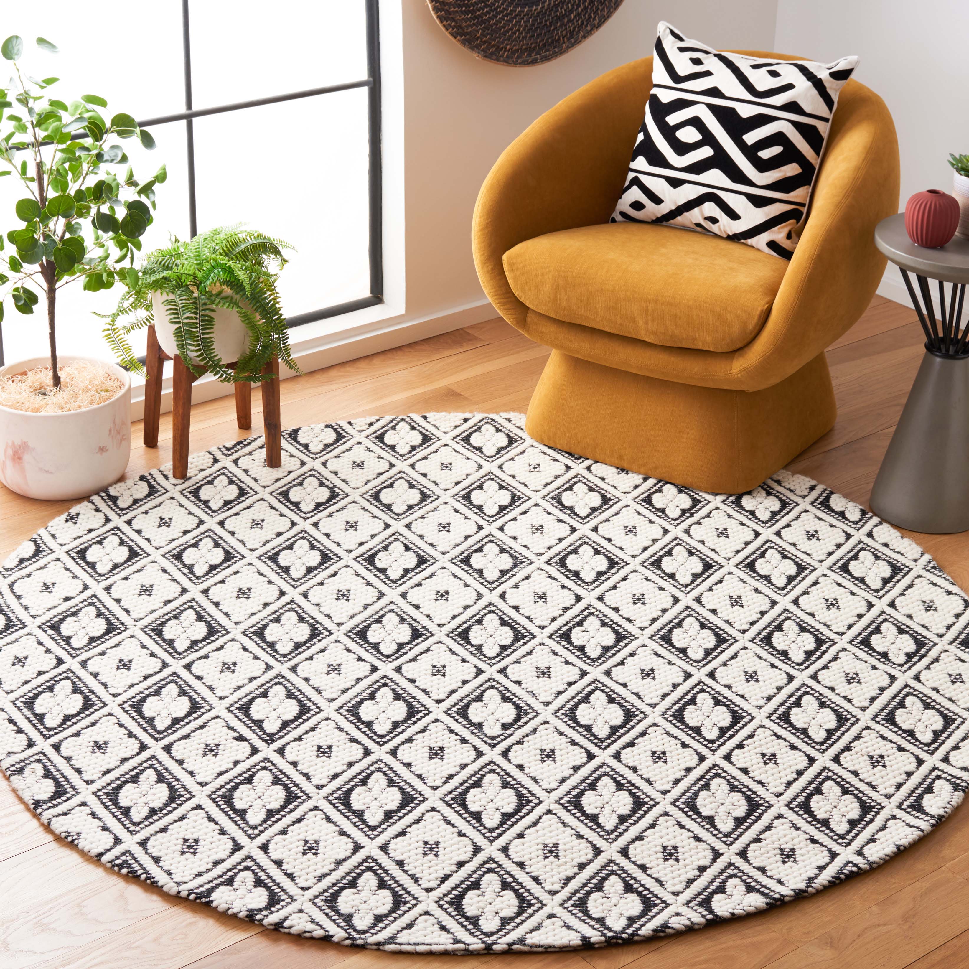 Safavieh Marbella 328 Rug, MRB328 - Black / Ivory