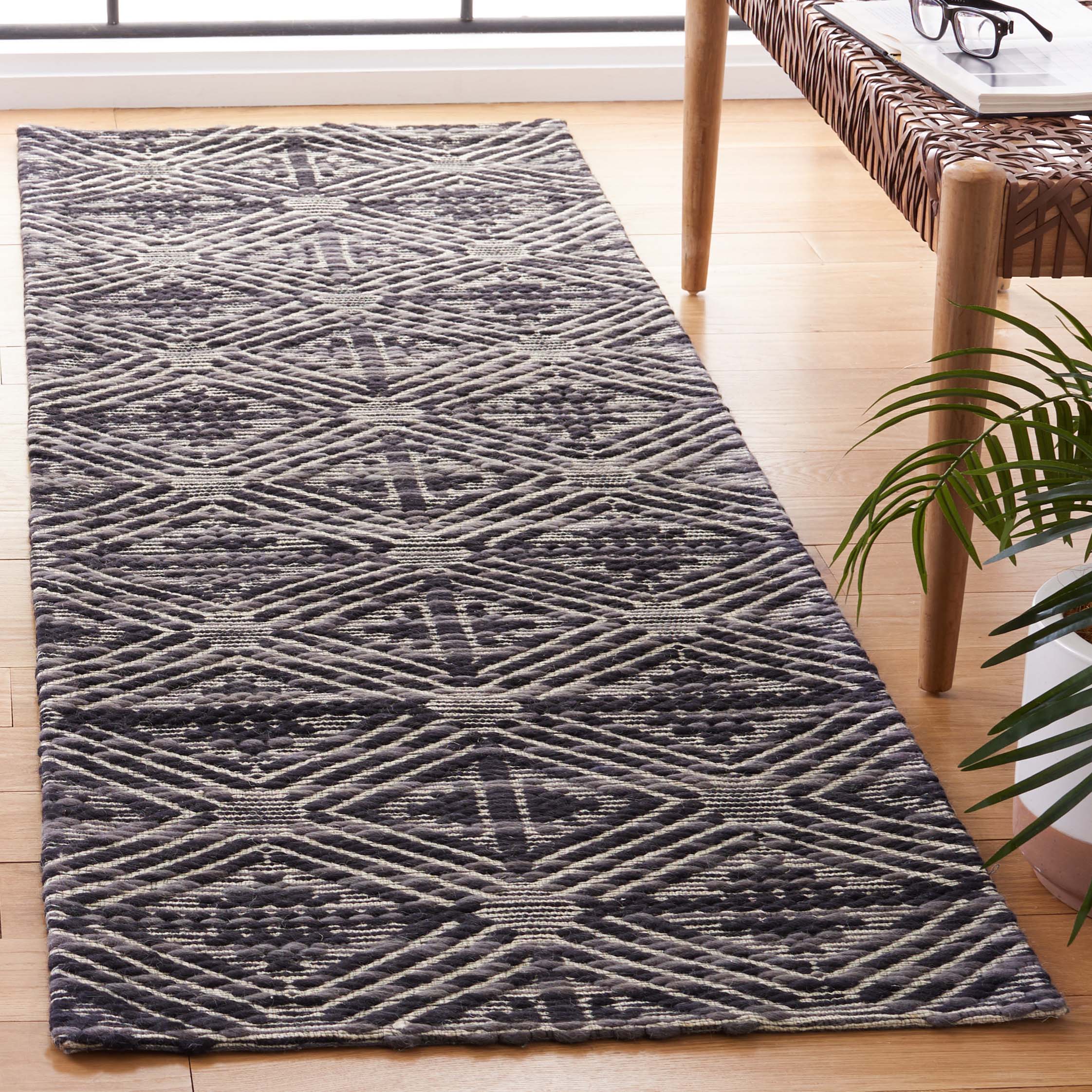 Safavieh Marbella 451 Rug, MRB451 - Black / Ivory