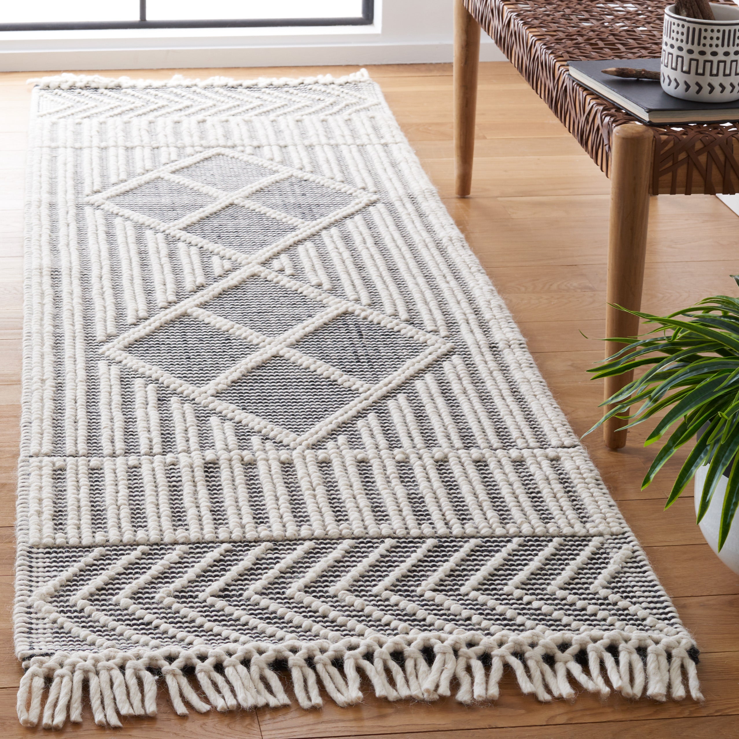 Safavieh Marbella 475 Rug, MRB475 - Ivory / Black