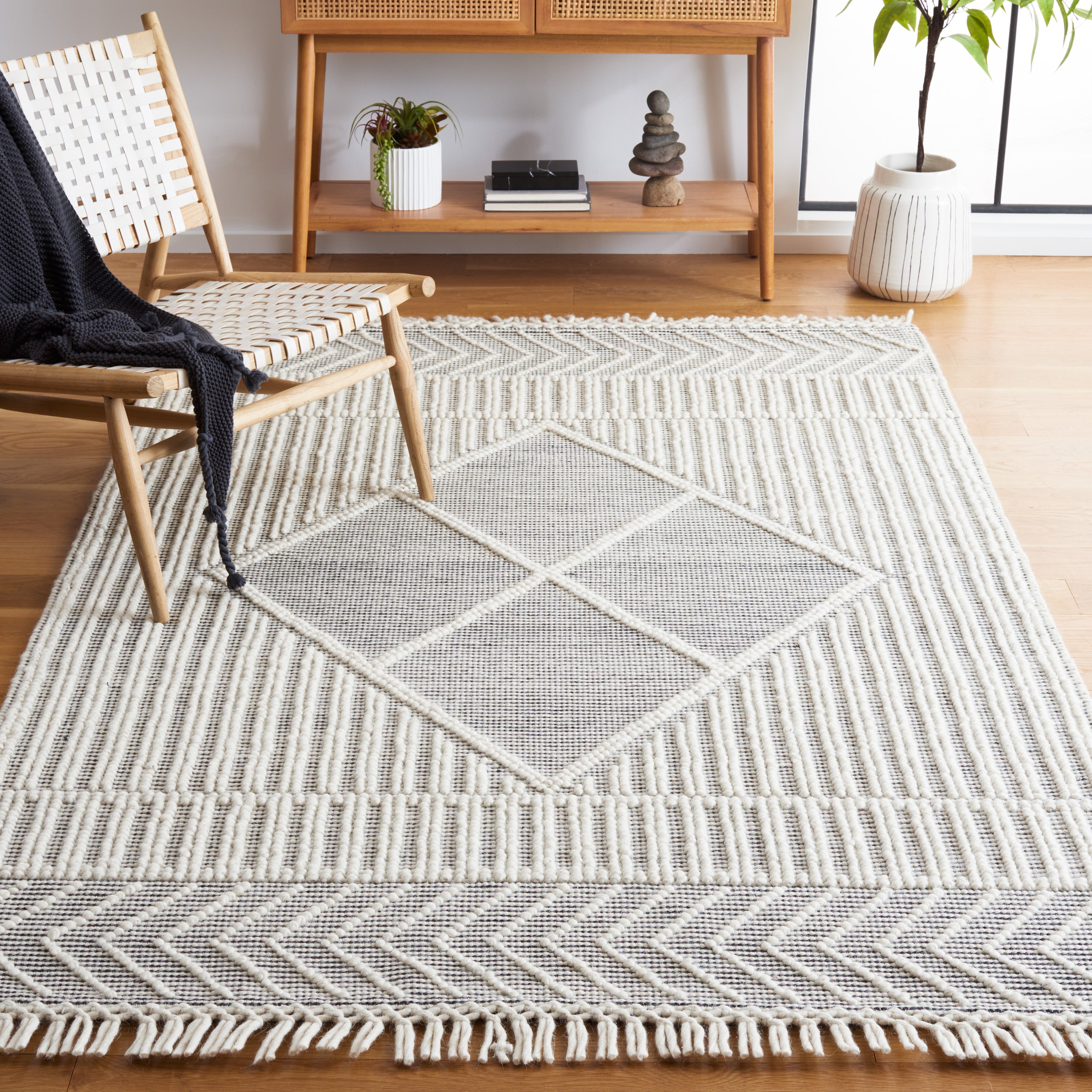 Safavieh Marbella 475 Rug, MRB475 - Ivory / Black