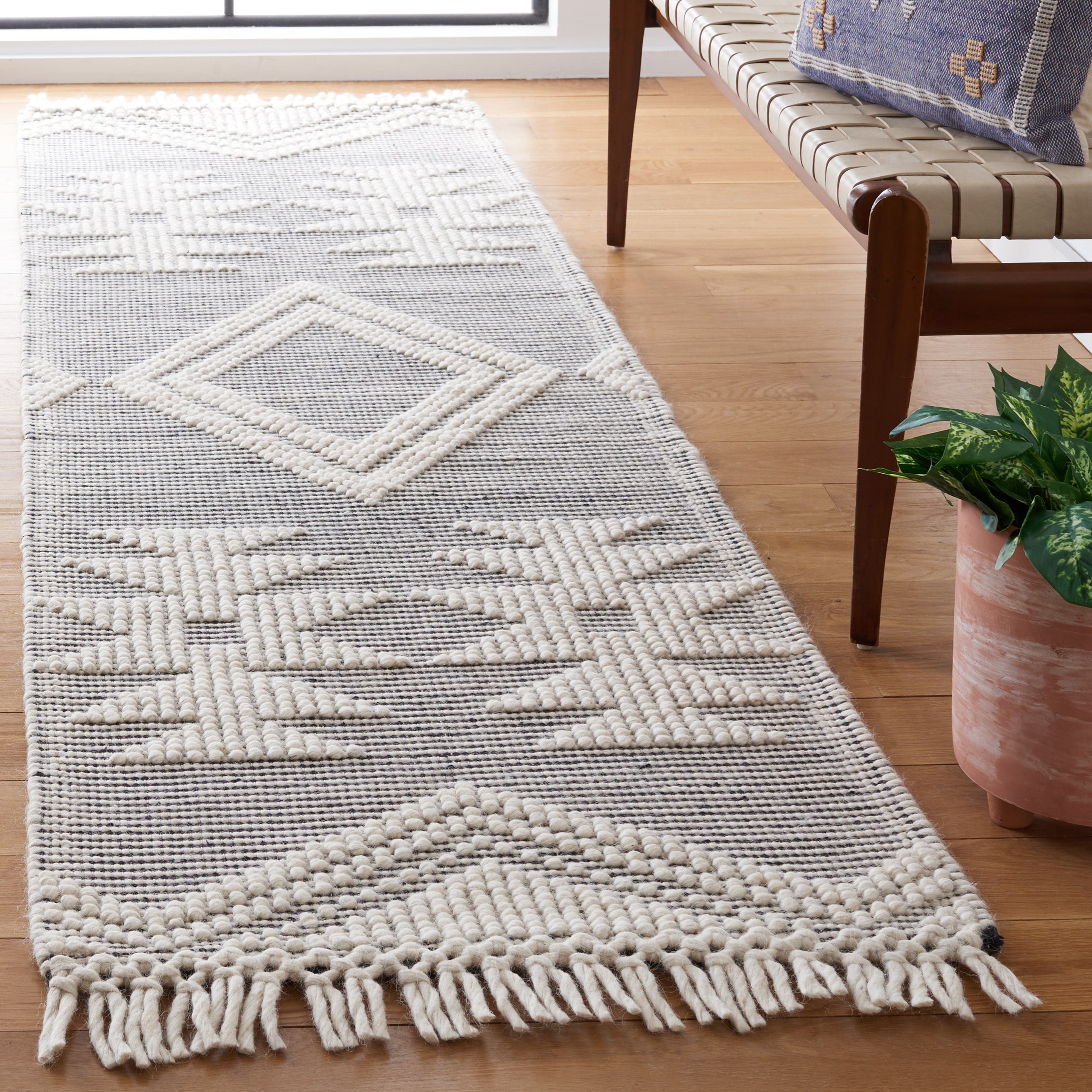 Safavieh Marbella 477 Rug, MRB477 - Ivory / Black