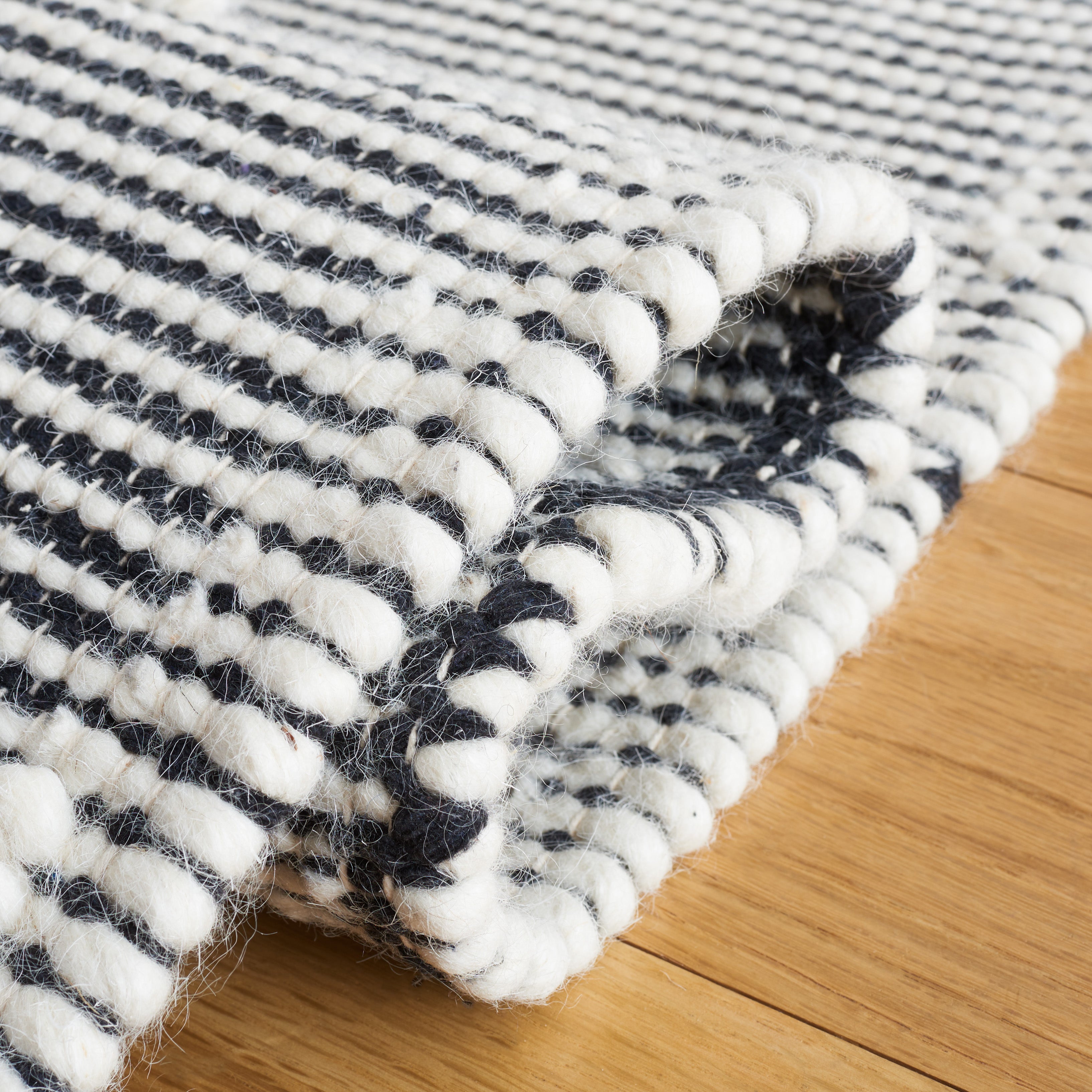 Safavieh Marbella 477 Rug, MRB477 - Ivory / Black