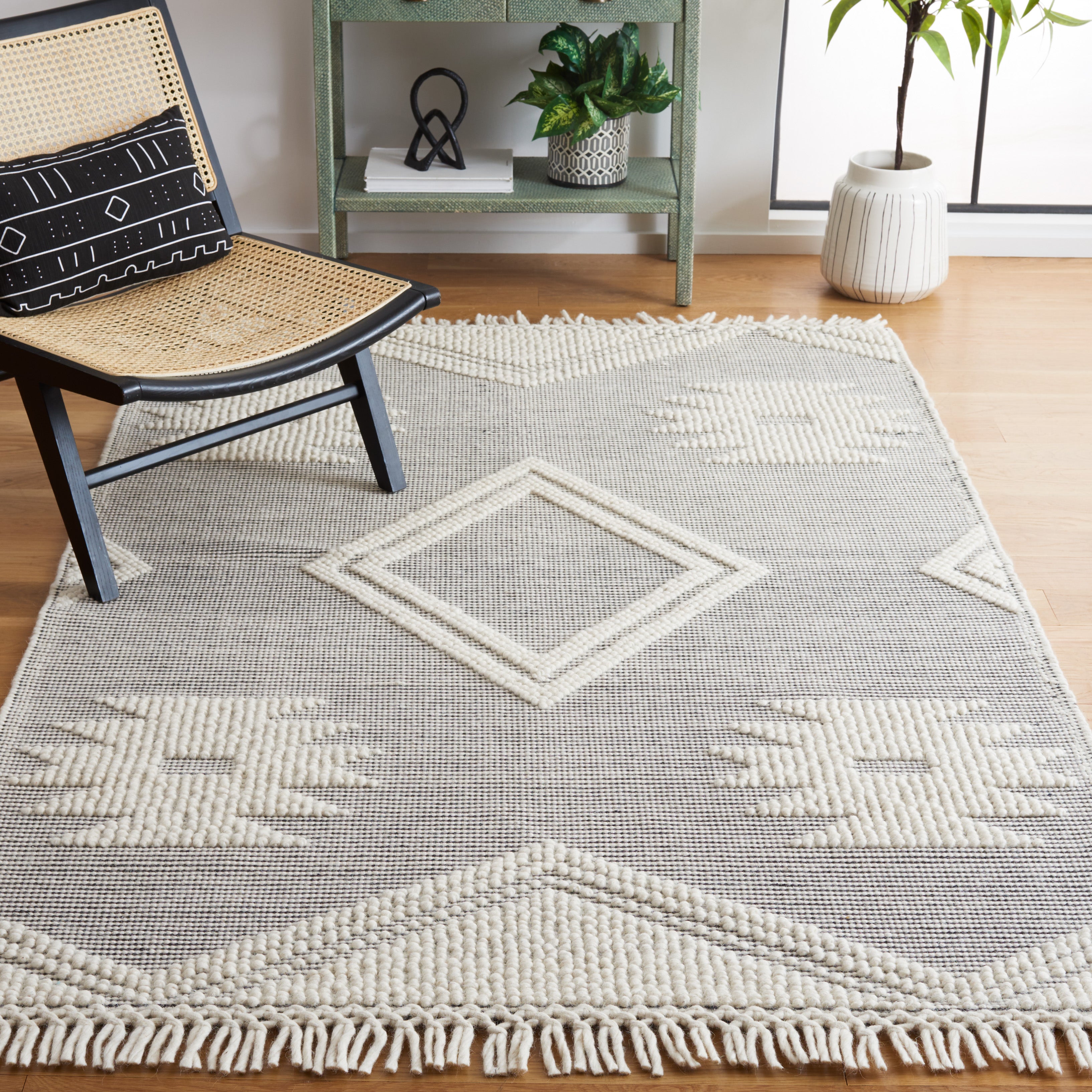 Safavieh Marbella 477 Rug, MRB477 - Ivory / Black