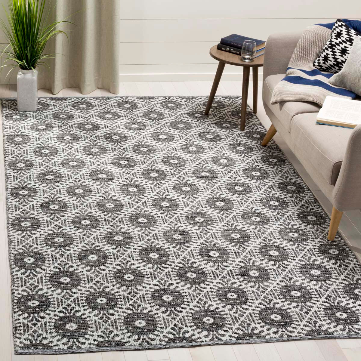 Safavieh Montauk 612 Rug, MTK612 - Black / Ivory