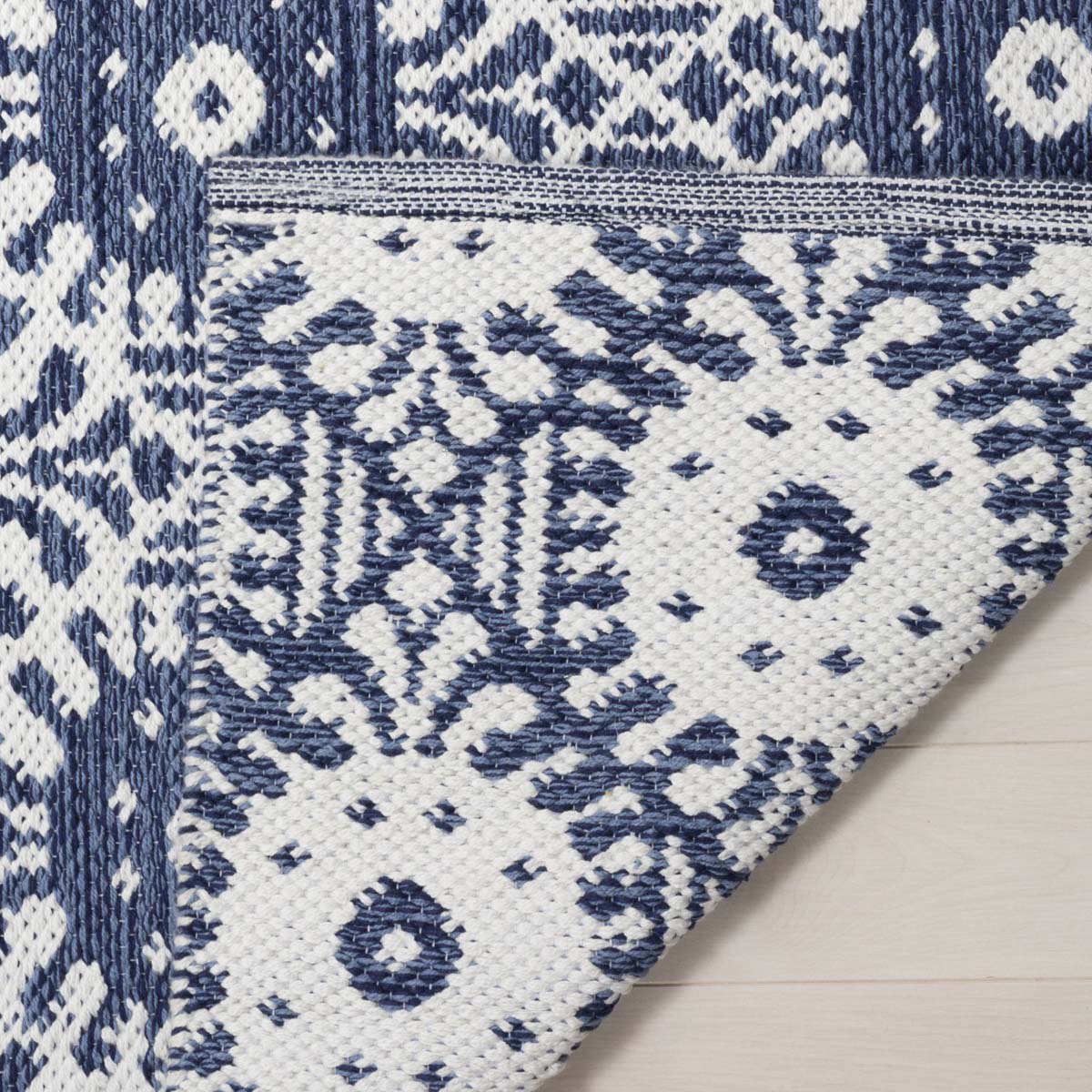 Safavieh Montauk 612 Rug, MTK612 - Navy / Ivory