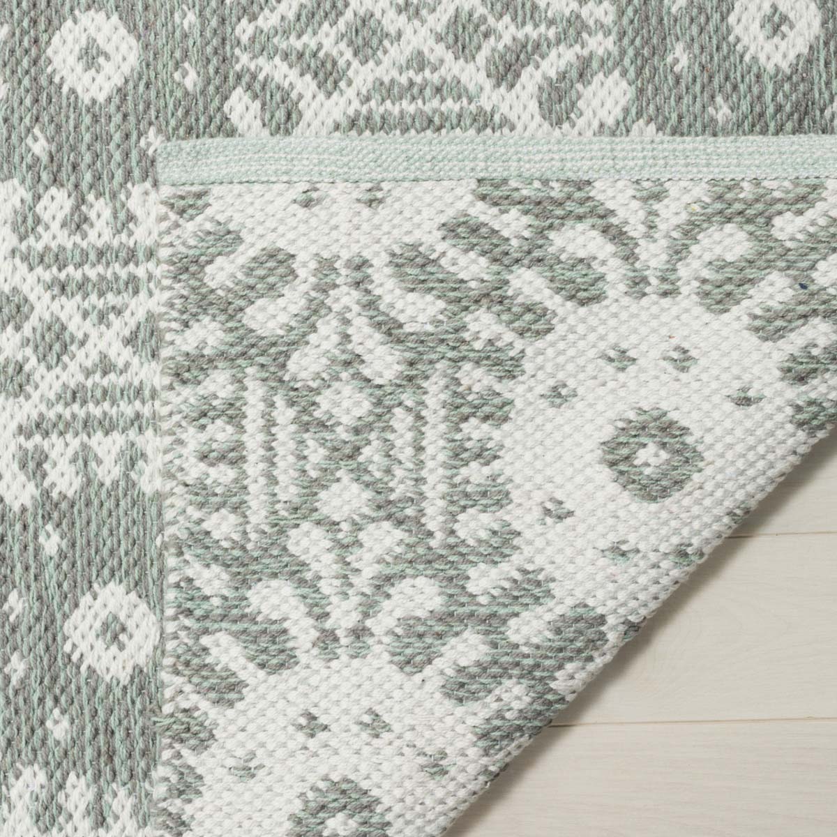 Safavieh Montauk 612 Rug, MTK612 - Light Green / Ivory