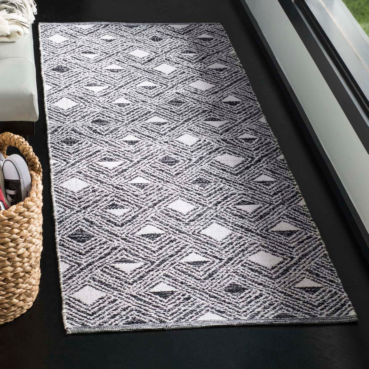 Safavieh Montauk 614 Rug, MTK614 - Black / Ivory