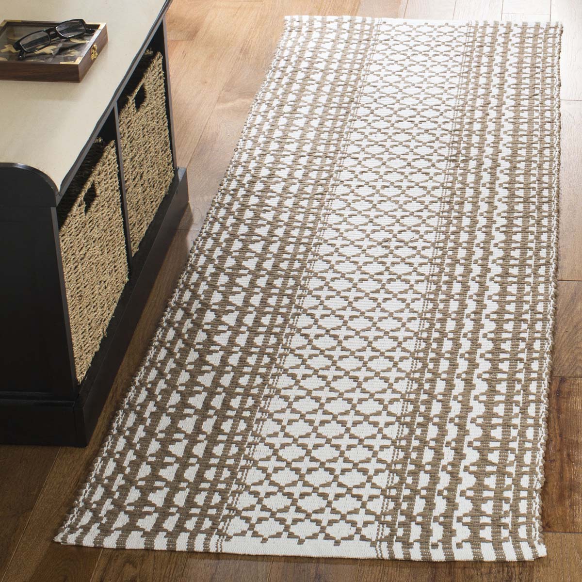 Safavieh Montauk 617 Rug, MTK617 - Taupe / Ivory