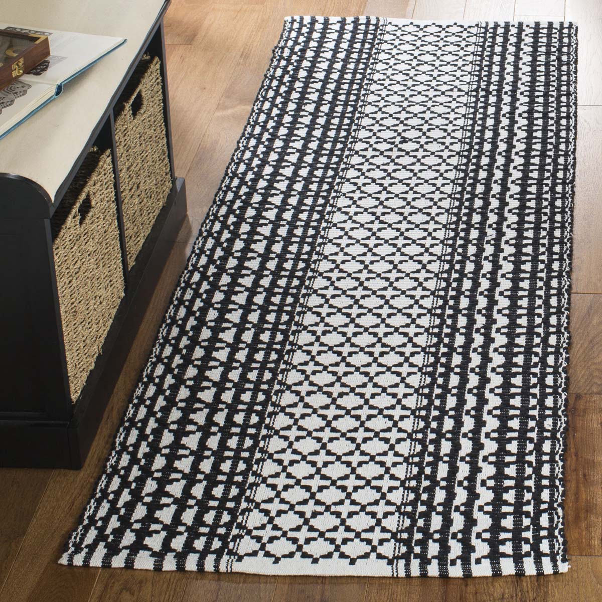 Safavieh Montauk 617 Rug, MTK617 - Black / Ivory
