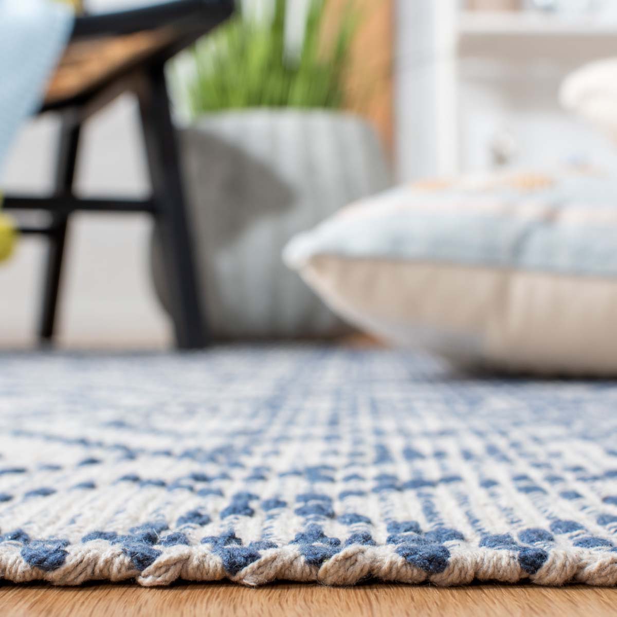 Safavieh Montauk 652 Rug, MTK652 - Navy / Beige