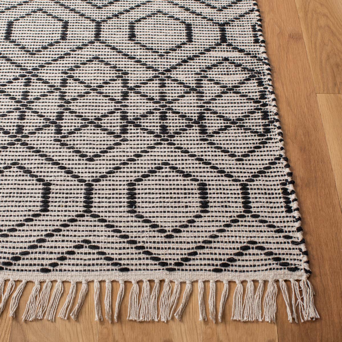 Safavieh Montauk 652 Rug, MTK652 - Black / Beige