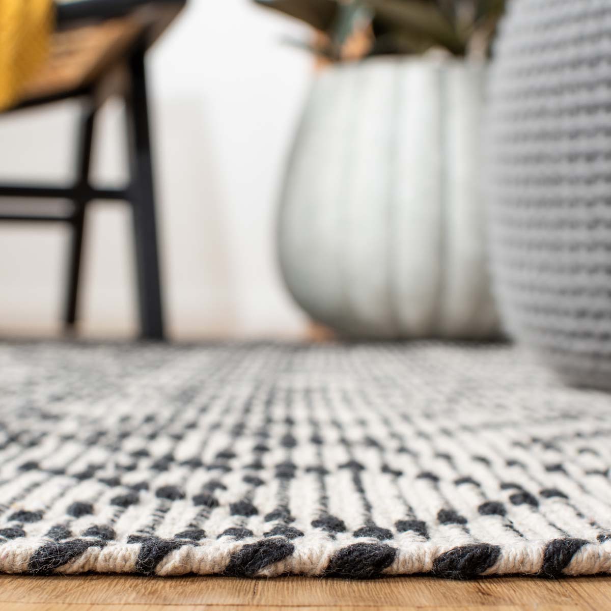 Safavieh Montauk 652 Rug, MTK652 - Black / Beige