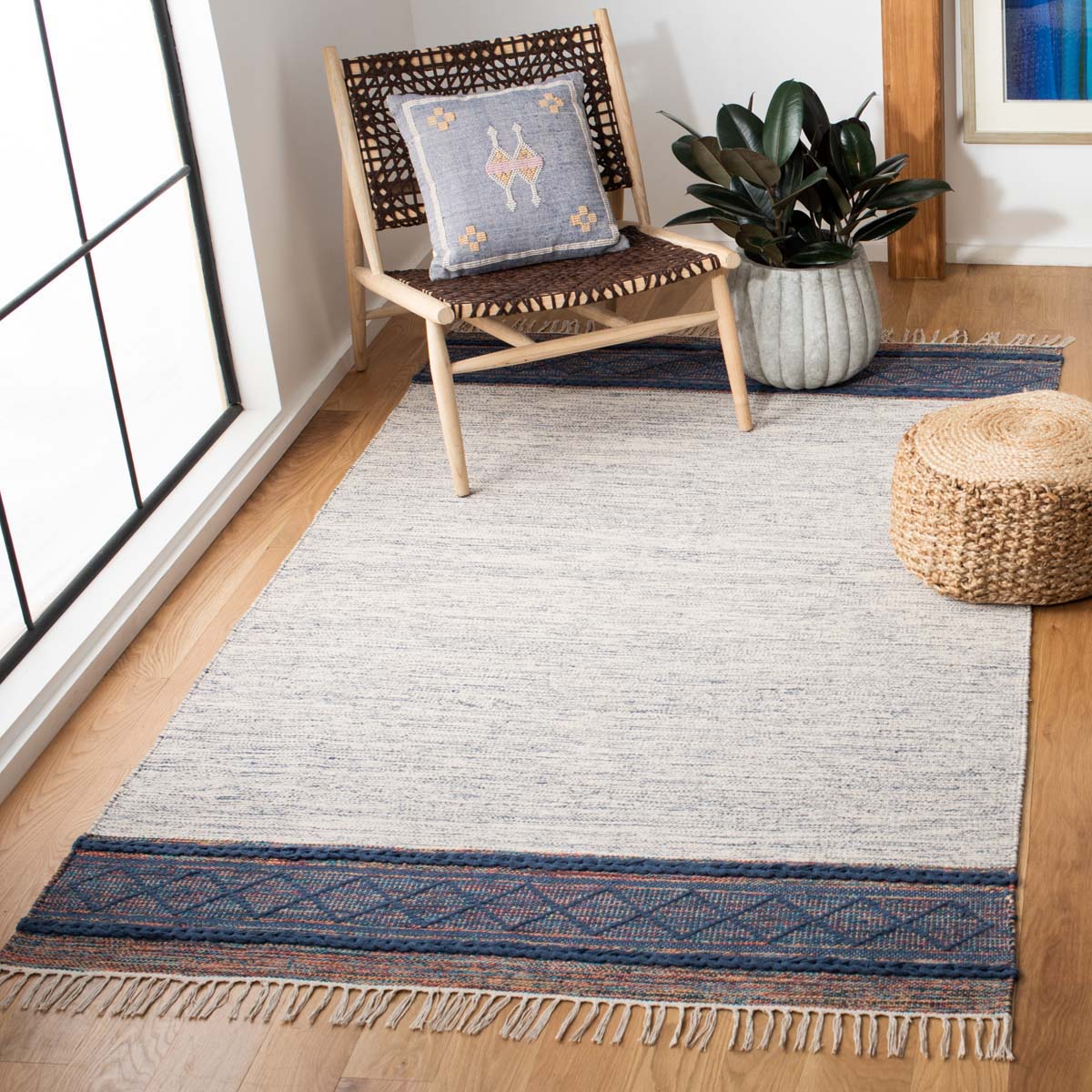 Safavieh Montauk 653 Rug, MTK653 - Navy / Beige